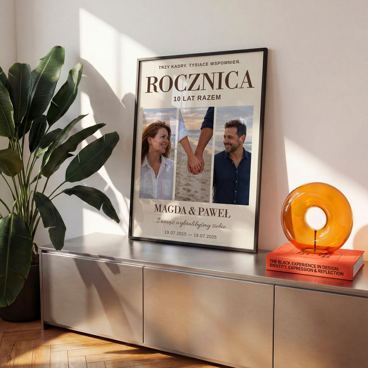 Personalizowany plakat ROCZNICA W KADRACH w czarnej ramce na komodzie, z własnym zdjęciem i tekstem | C-PL-HEART-29-2130-NF