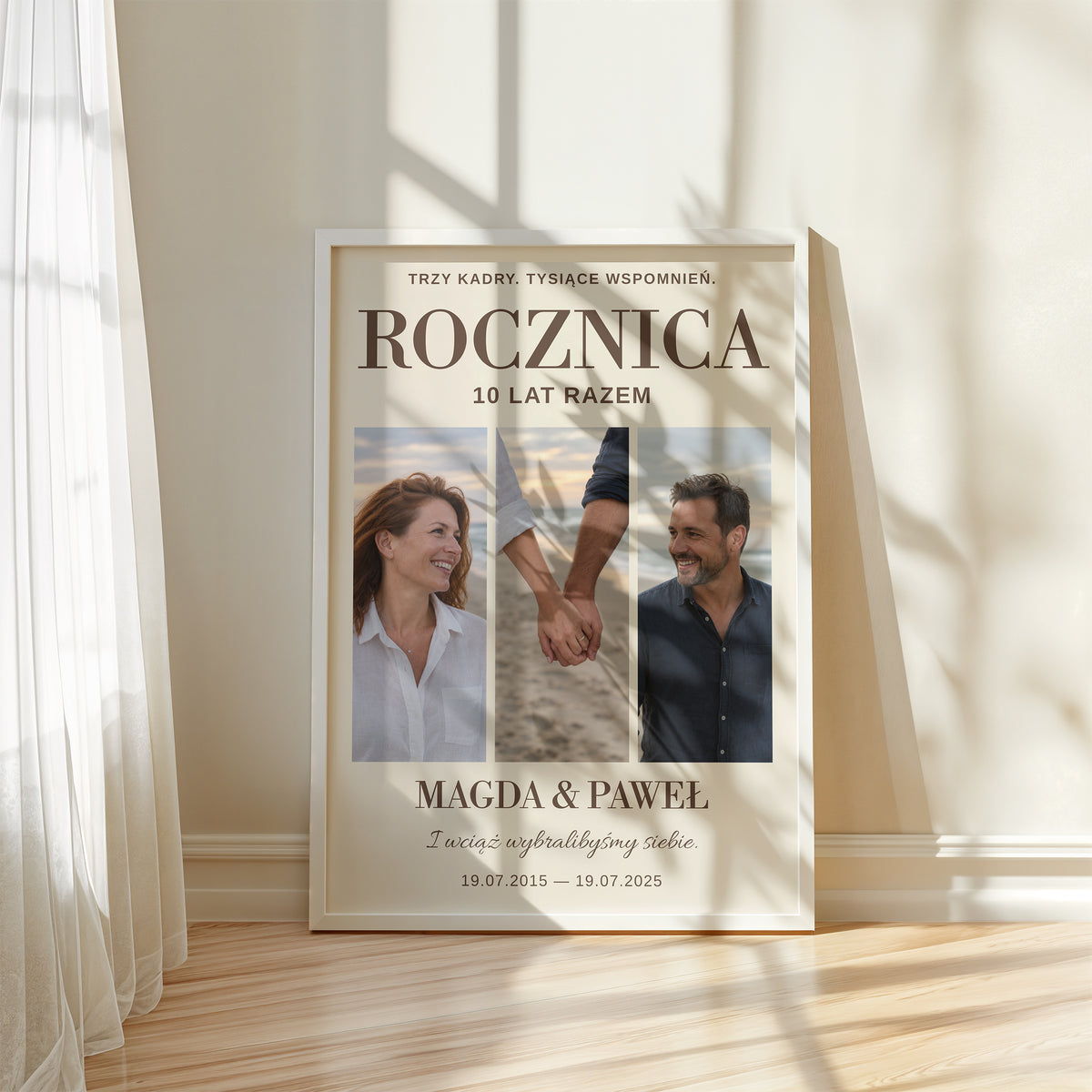 Personalizowany plakat ROCZNICA W KADRACH w białej ramce przy oknie, z własnym zdjęciem i tekstem | C-PL-HEART-29-2130-NF