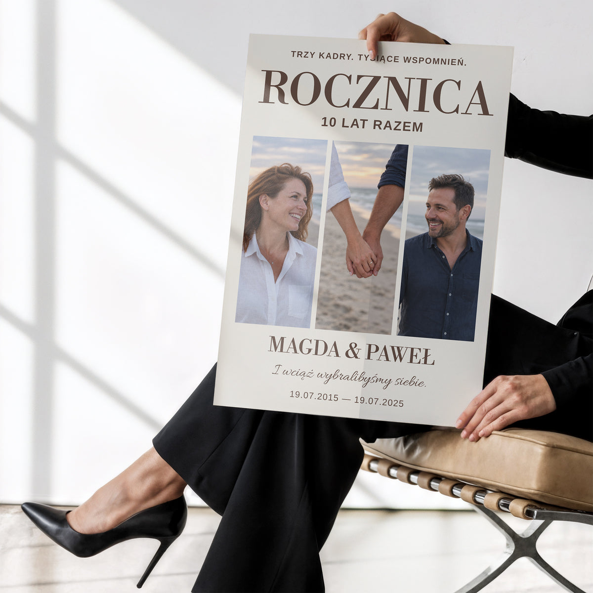 Personalizowany plakat ROCZNICA W KADRACH bez ramki trzymany w dłoniach, z własnym zdjęciem i tekstem | C-PL-HEART-29-2130-NF