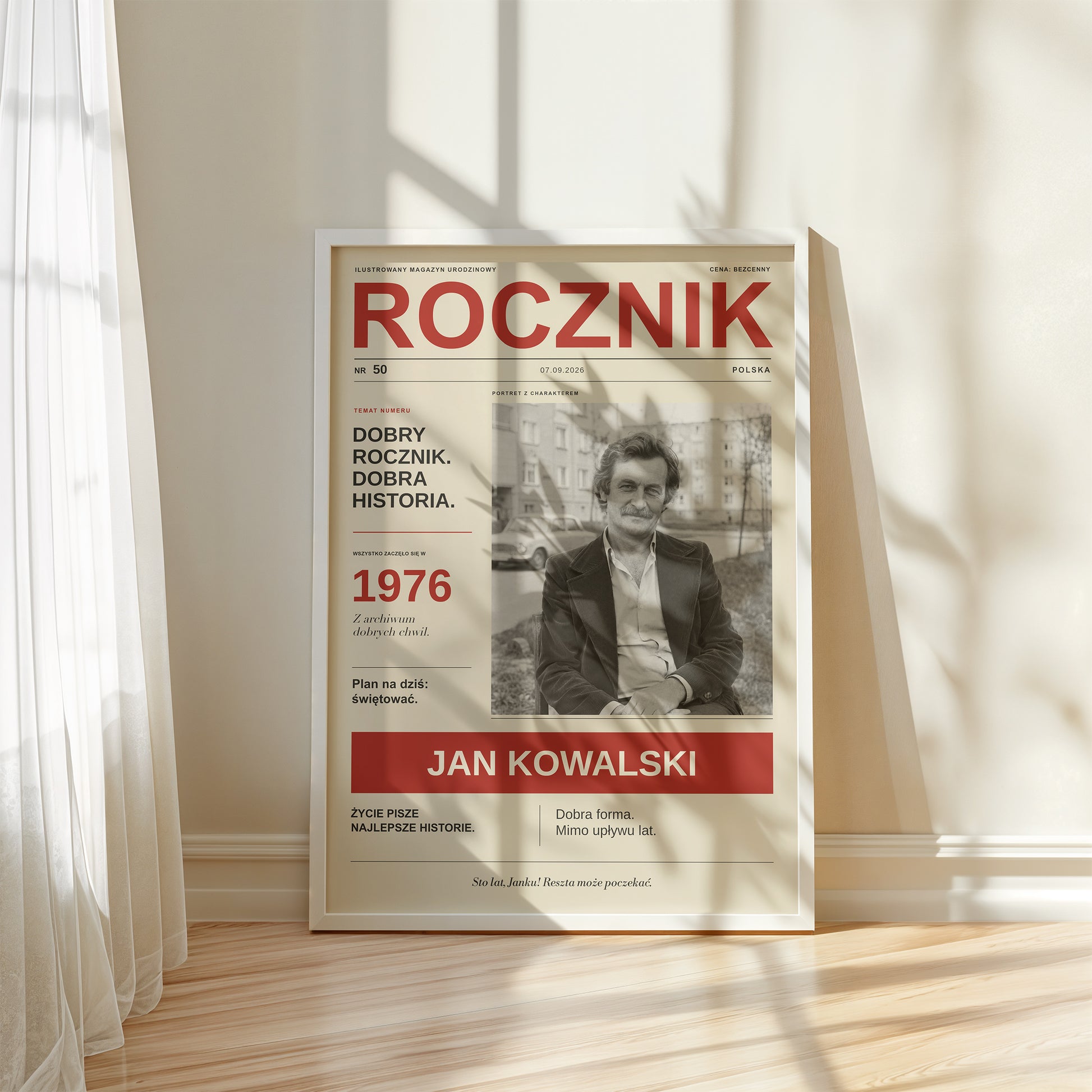 Personalizowana okładka ROCZNIK w białej ramce przy oknie, plakat w stylu PRL z efektem starego papieru i zdjęciem solenizanta | C-PL-COVMAG-6-2130-NF
