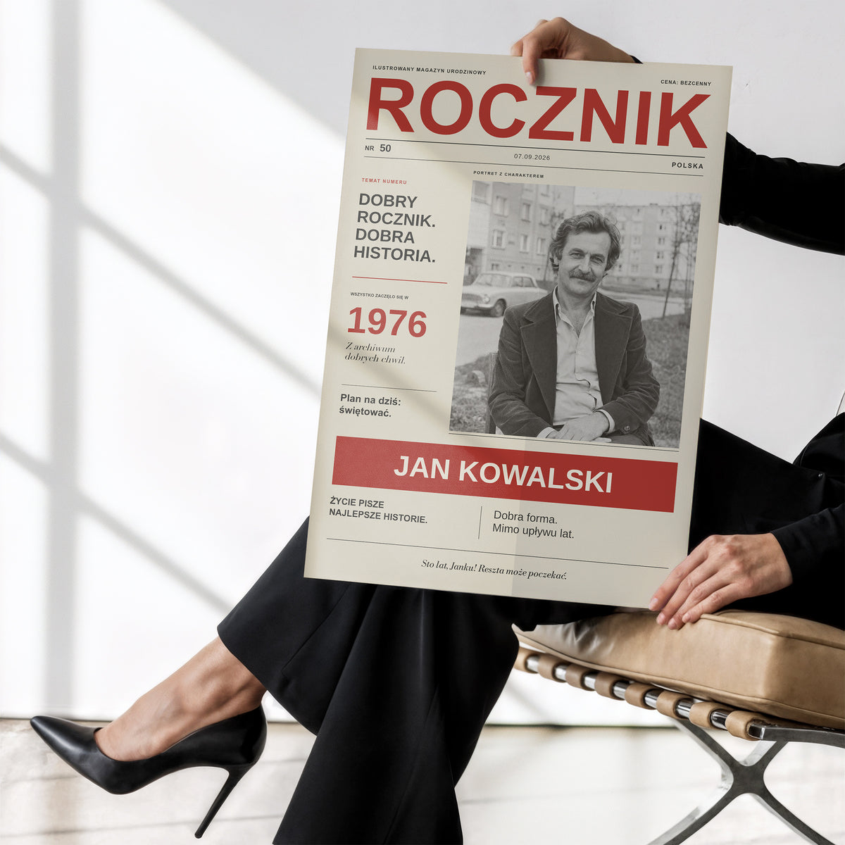 Plakat ROCZNIK bez ramki trzymany w dłoniach, magazyn retro na urodziny z portretem, imieniem i własną dedykacją | C-PL-COVMAG-6-2130-NF