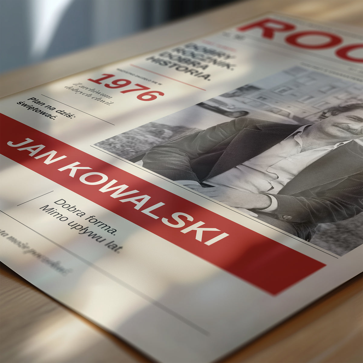 Zbliżenie plakatu ROCZNIK, czarno-białe zdjęcie z rastrem, czerwone litery i efekt pożółkłego papieru na okładce retro | C-PL-COVMAG-6-2130-NF
