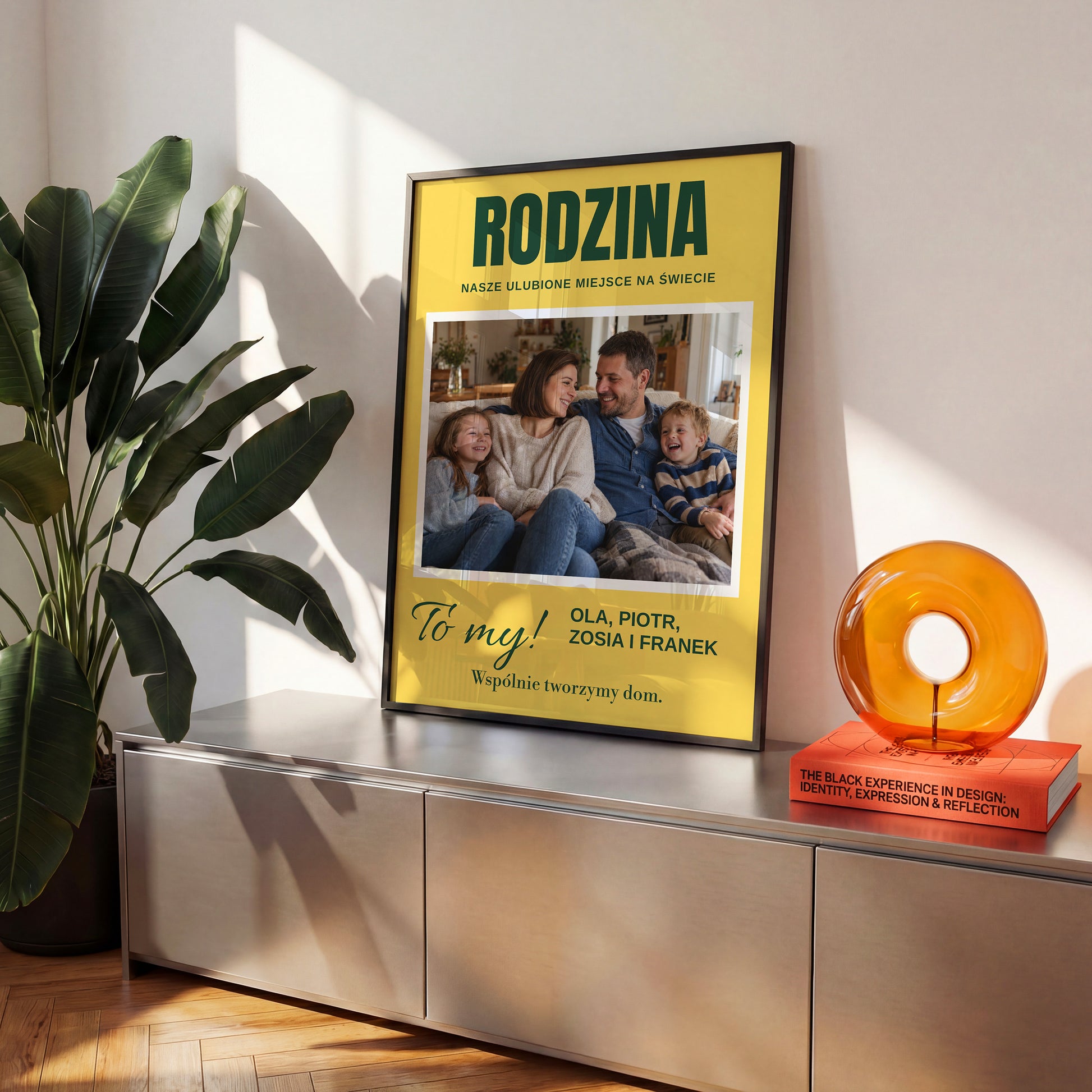 Personalizowany plakat RODZINA — TO MY w czarnej ramce na komodzie, z własnym zdjęciem i tekstem | C-PL-HEART-25-2130-NF