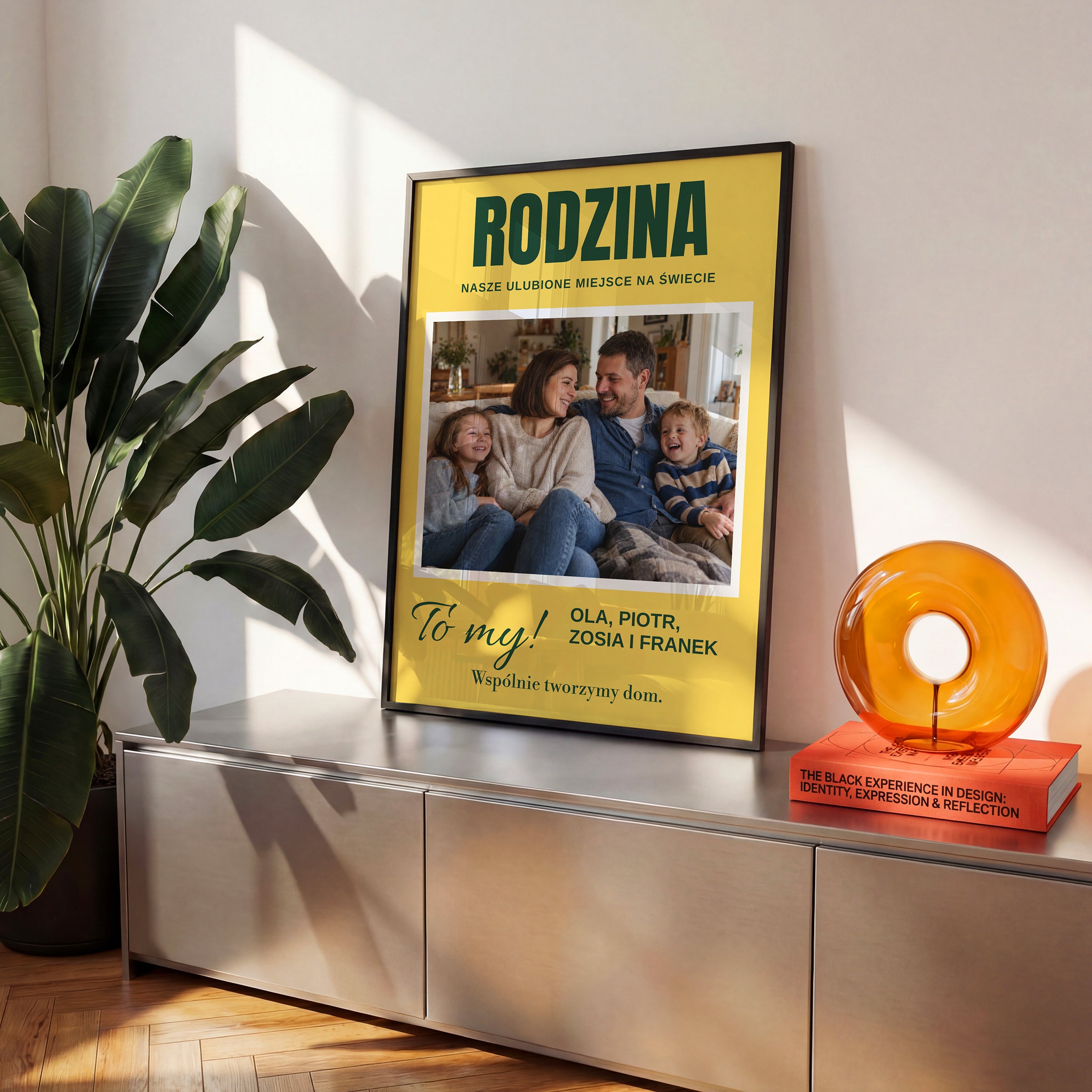 Personalizowany plakat RODZINA — TO MY w czarnej ramce na komodzie, z własnym zdjęciem i tekstem | C-PL-HEART-25-2130-NF