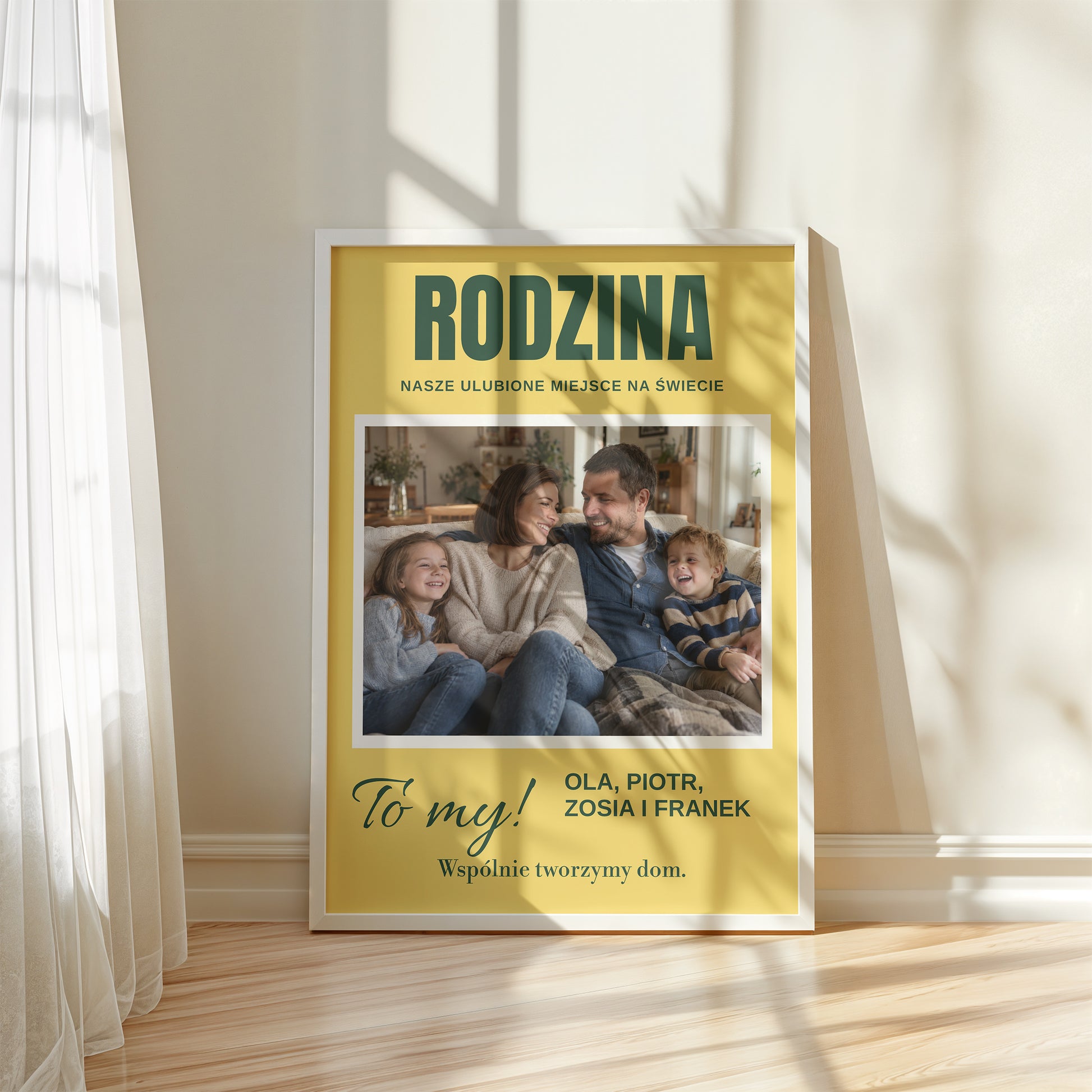 Personalizowany plakat RODZINA — TO MY w białej ramce przy oknie, z własnym zdjęciem i tekstem | C-PL-HEART-25-2130-NF