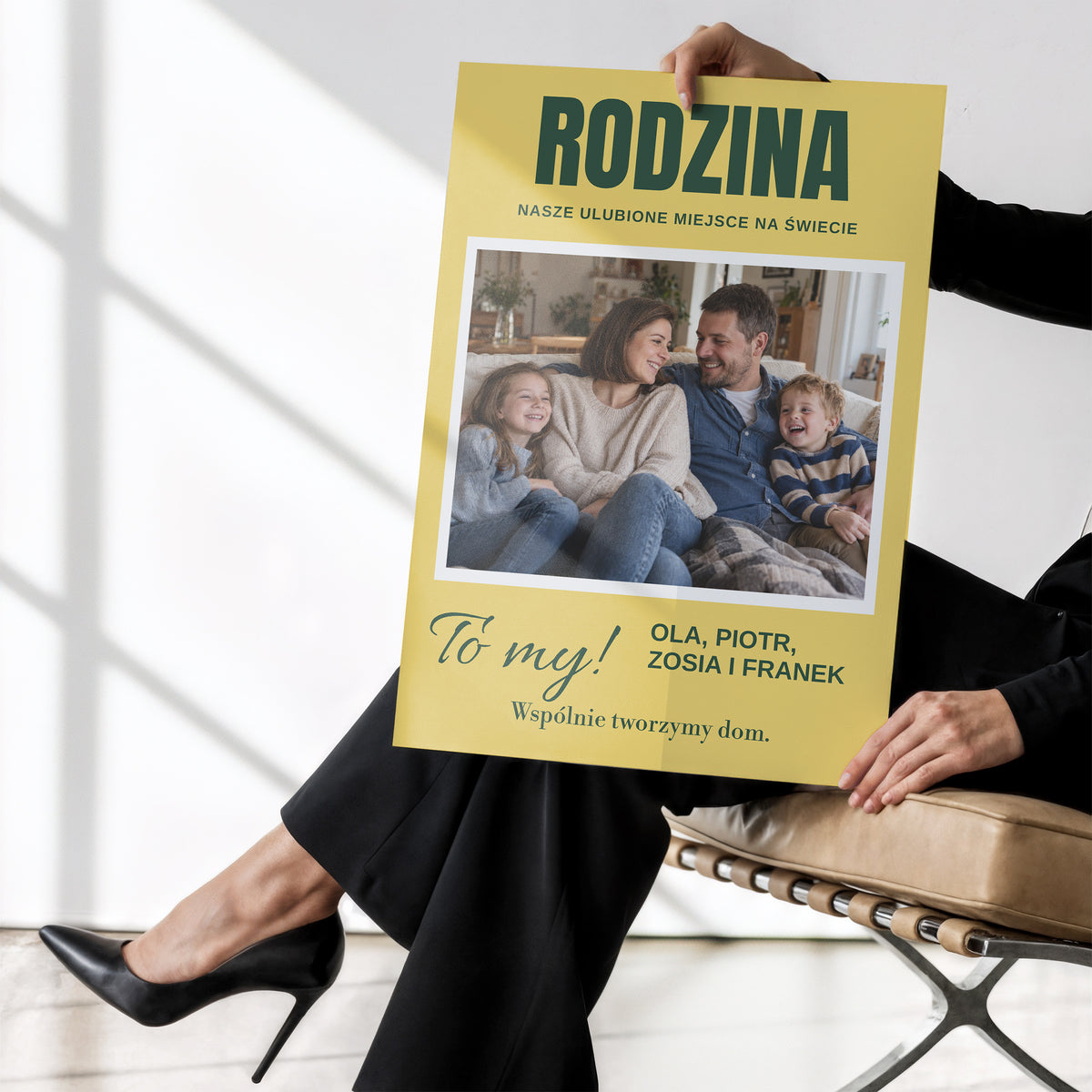 Personalizowany plakat RODZINA — TO MY bez ramki trzymany w dłoniach, z własnym zdjęciem i tekstem | C-PL-HEART-25-2130-NF