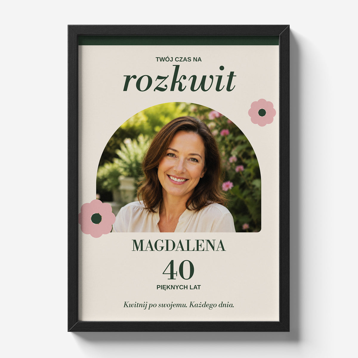 Personalizowany plakat ROZKWIT w czarnej ramce 21×30 na jasnym tle Marami, z własnym zdjęciem i tekstem | C-PL-URODZ-40-3-2130-NF