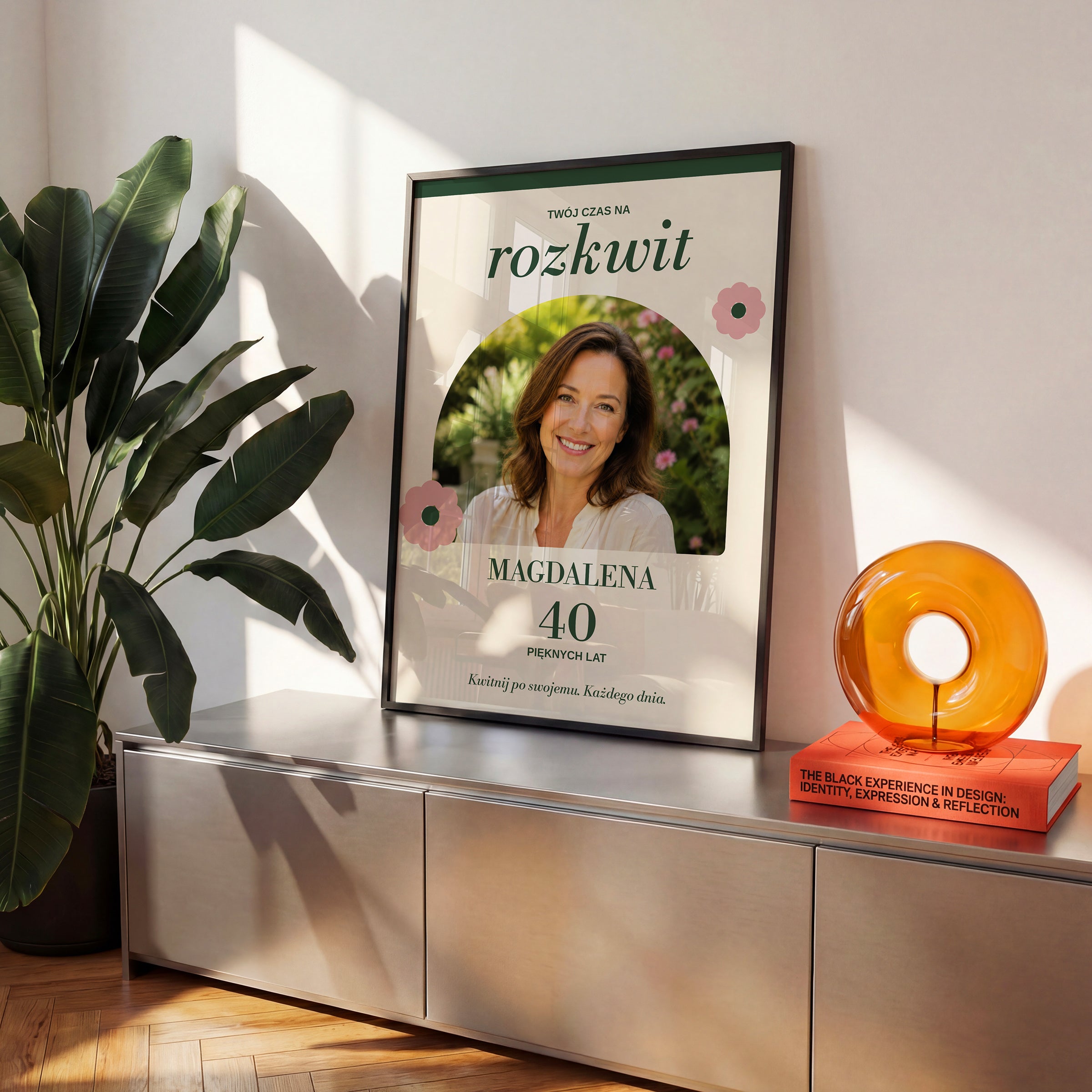 Personalizowany plakat ROZKWIT w czarnej ramce na komodzie, z własnym zdjęciem i tekstem | C-PL-URODZ-40-3-2130-NF
