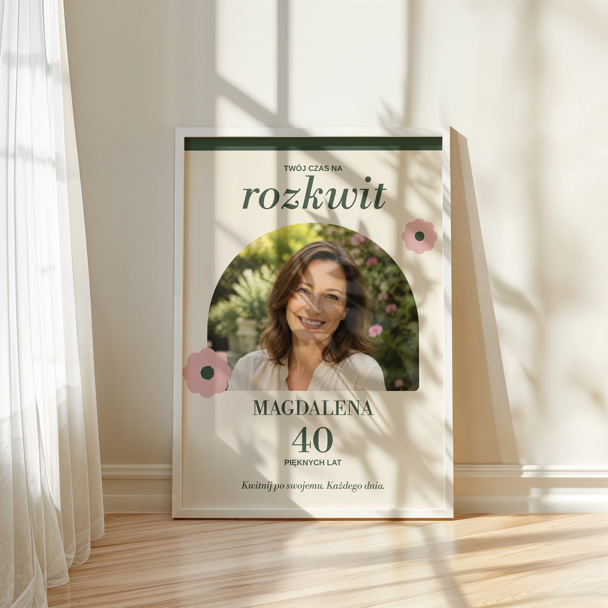 Personalizowany plakat ROZKWIT w białej ramce przy oknie, z własnym zdjęciem i tekstem | C-PL-URODZ-40-3-2130-NF