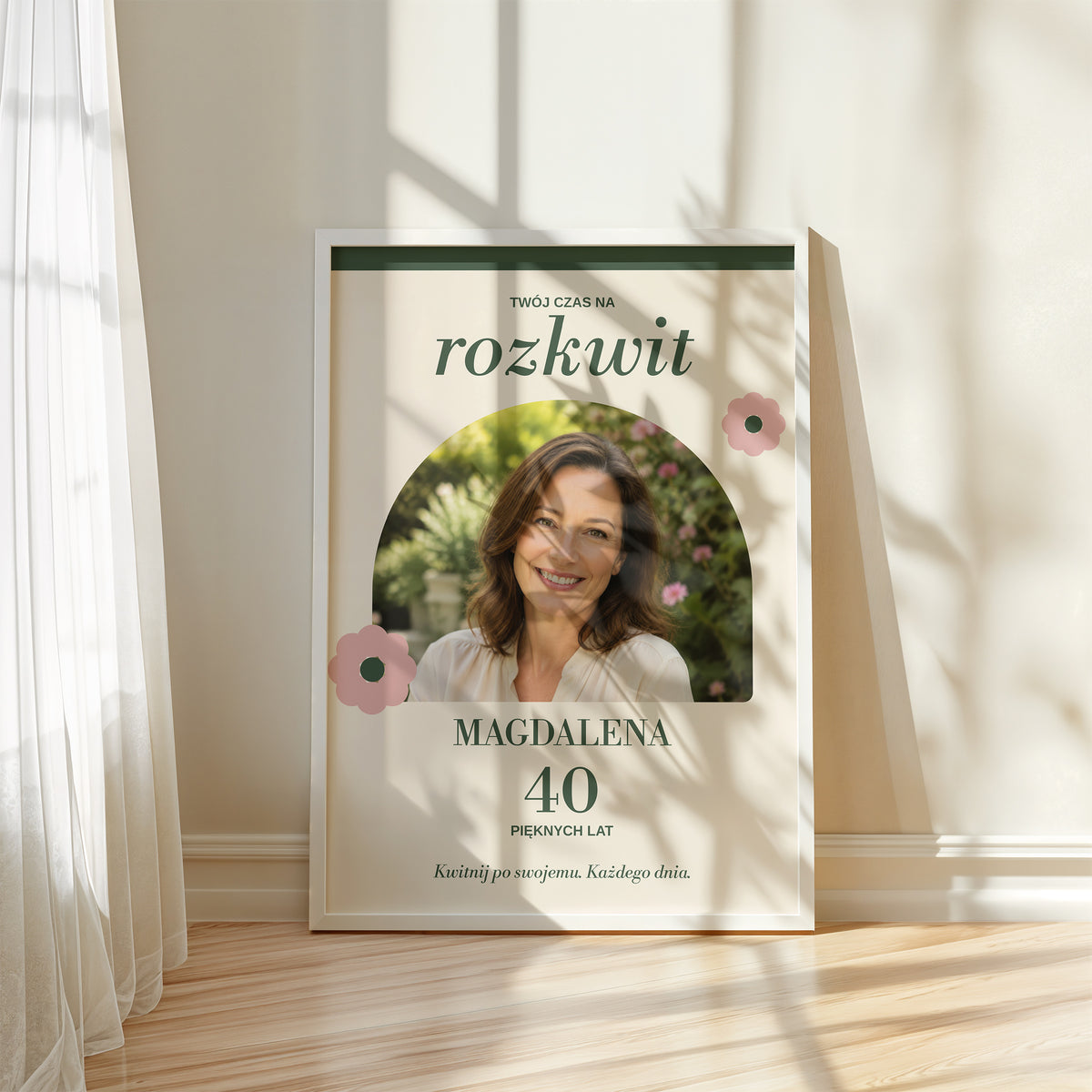 Personalizowany plakat ROZKWIT w białej ramce przy oknie, z własnym zdjęciem i tekstem | C-PL-URODZ-40-3-2130-NF