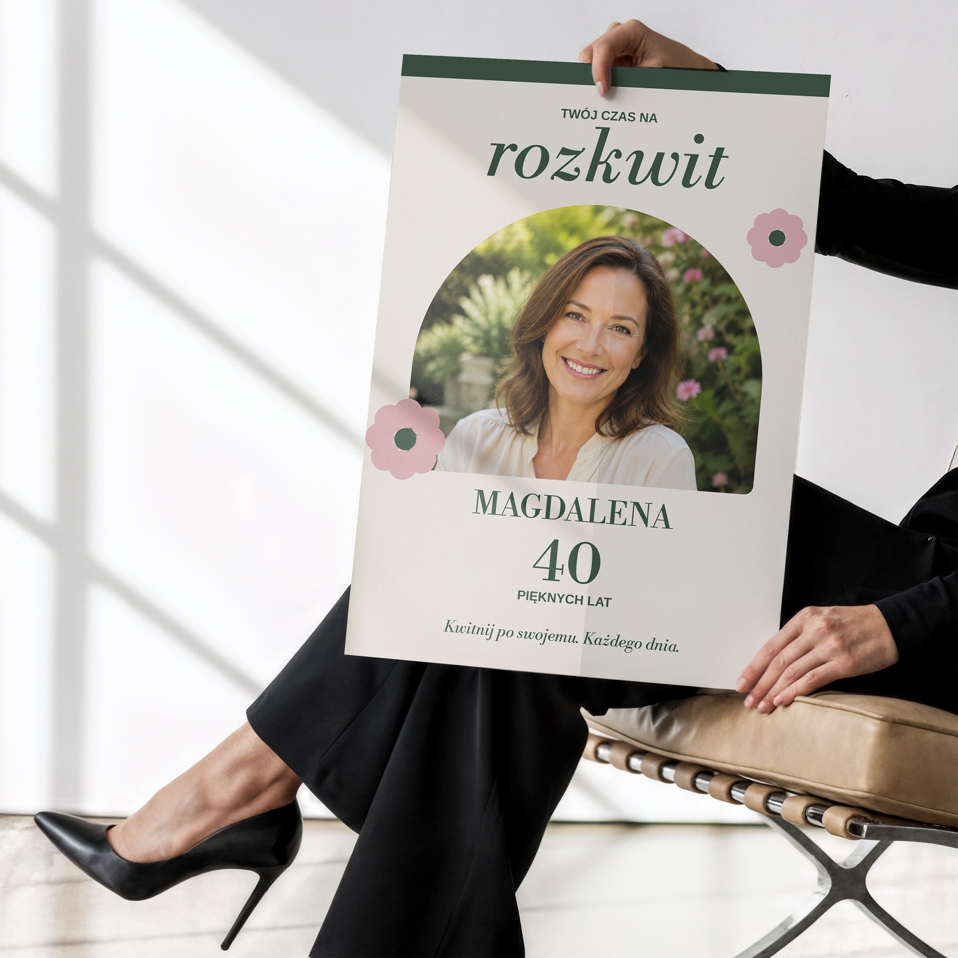 Personalizowany plakat ROZKWIT bez ramki trzymany w dłoniach, z własnym zdjęciem i tekstem | C-PL-URODZ-40-3-2130-NF