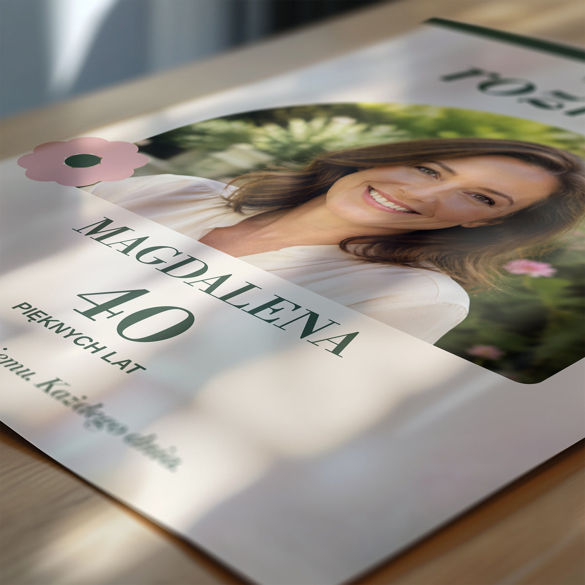 Personalizowany plakat ROZKWIT w zbliżeniu pokazującym nadruk i typografię, z własnym zdjęciem i tekstem | C-PL-URODZ-40-3-2130-NF