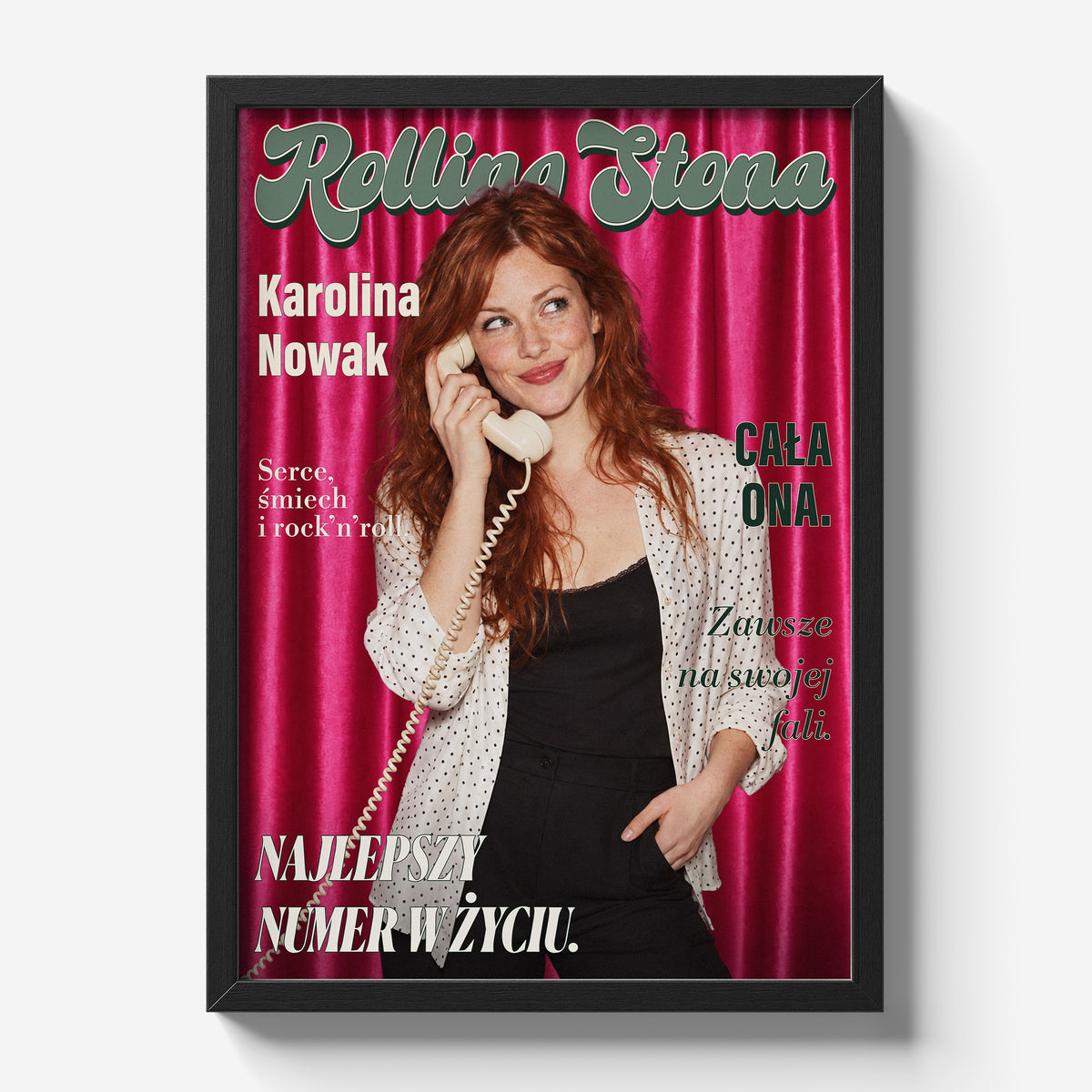 Personalizowany plakat Rolling Stona w czarnej ramce na jasnym tle. Różowa satyna, portret i tytuł retro na modowej okładce portretowej.