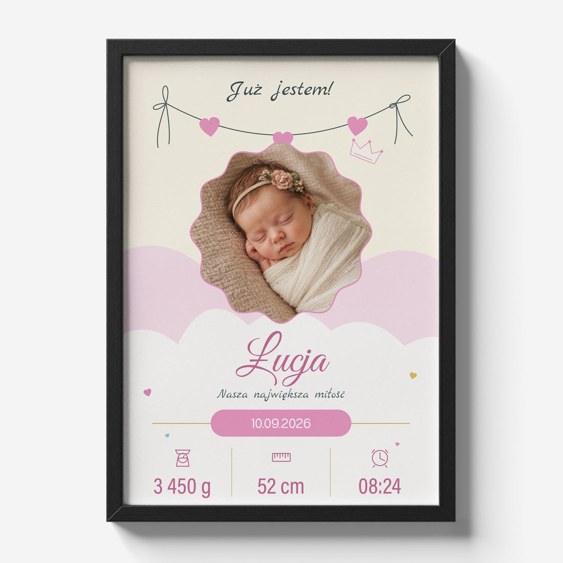 Personalizowany plakat Różowa Girlanda w czarnej ramce na jasnym tle. Różowe serduszka i zdjęcie dziecka w ozdobnym kadrze.