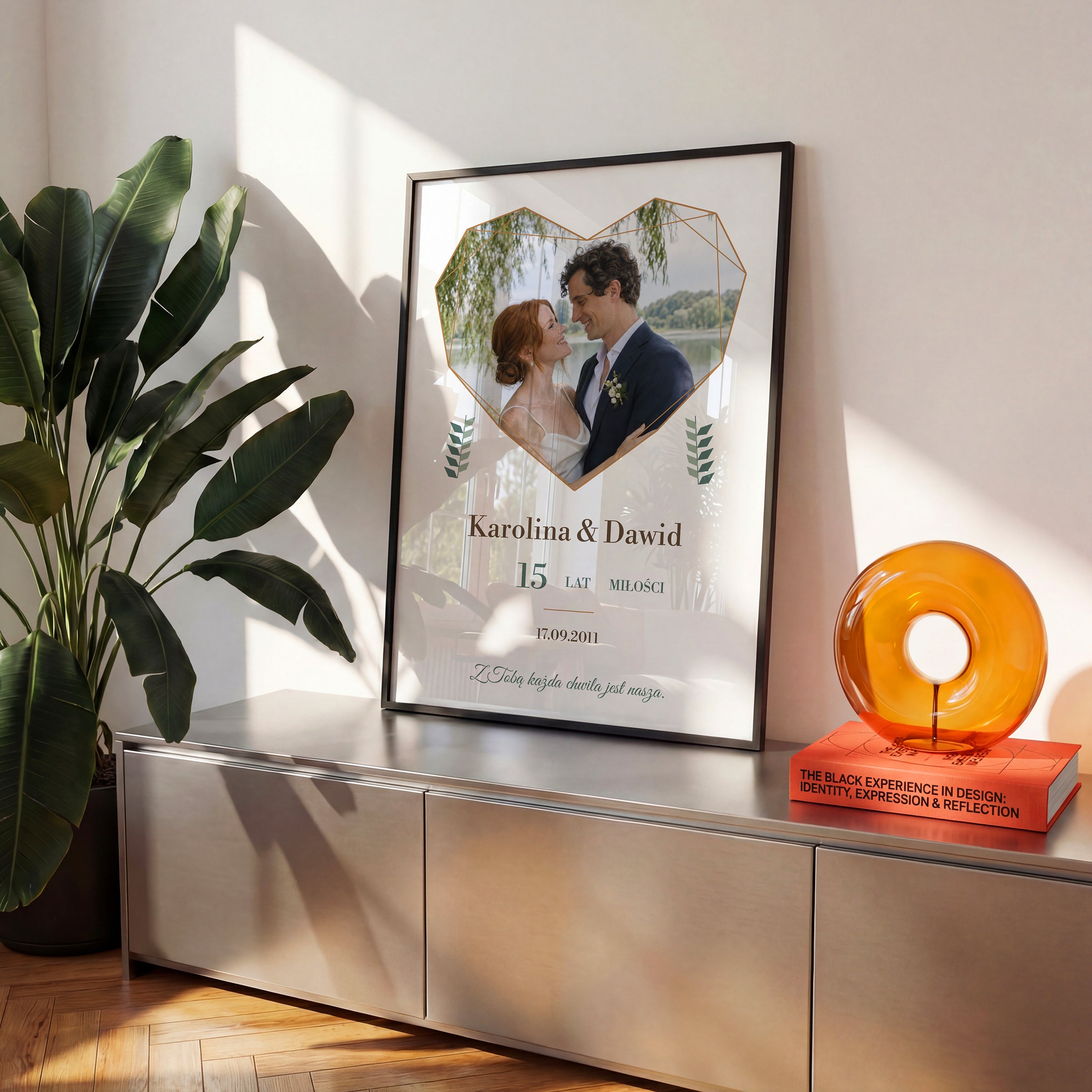 Personalizowany plakat SERCE WSPOMNIEŃ w czarnej ramce na komodzie, z własnym zdjęciem i tekstem | C-PL-HEART-16-2130-NF