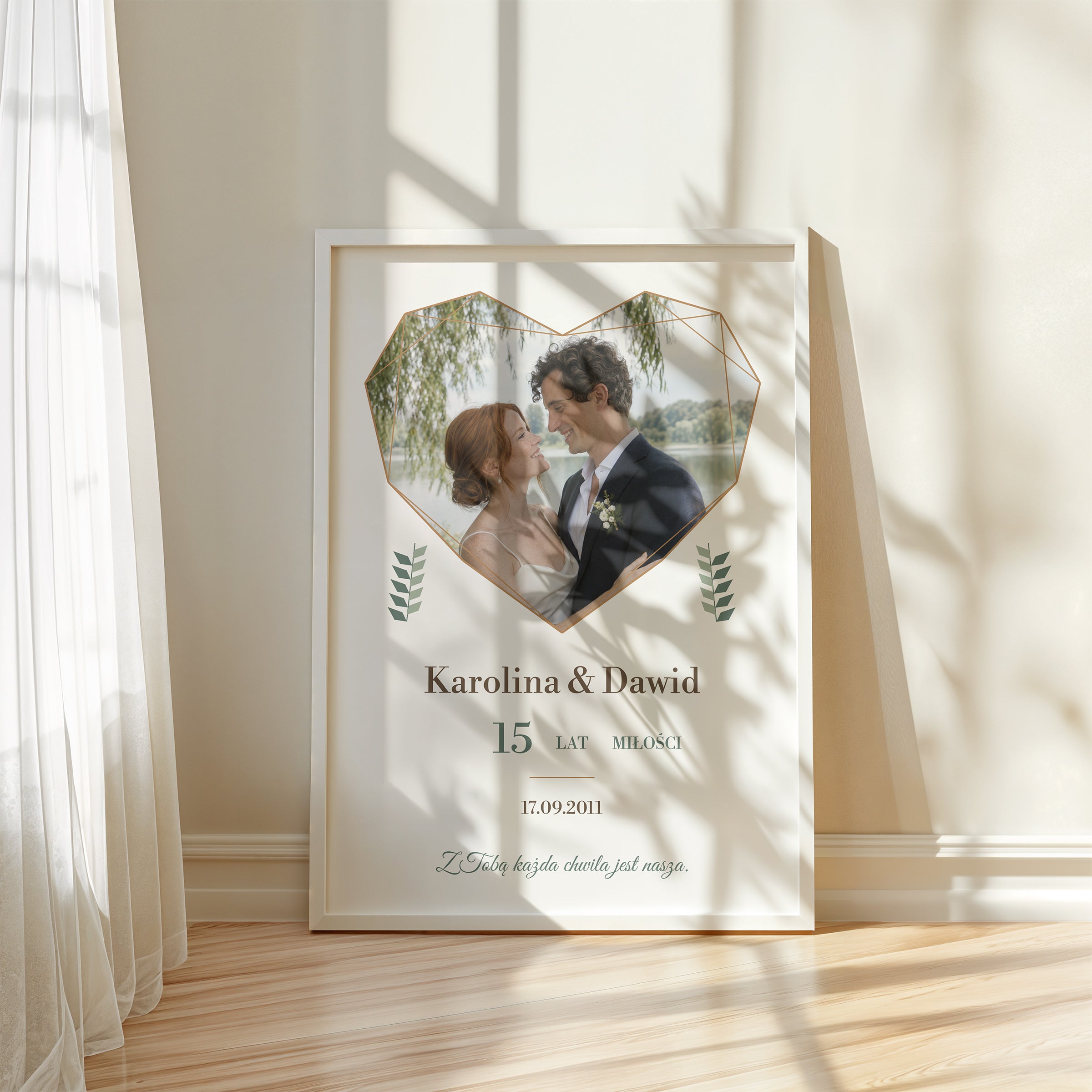 Personalizowany plakat SERCE WSPOMNIEŃ w białej ramce przy oknie, z własnym zdjęciem i tekstem | C-PL-HEART-16-2130-NF