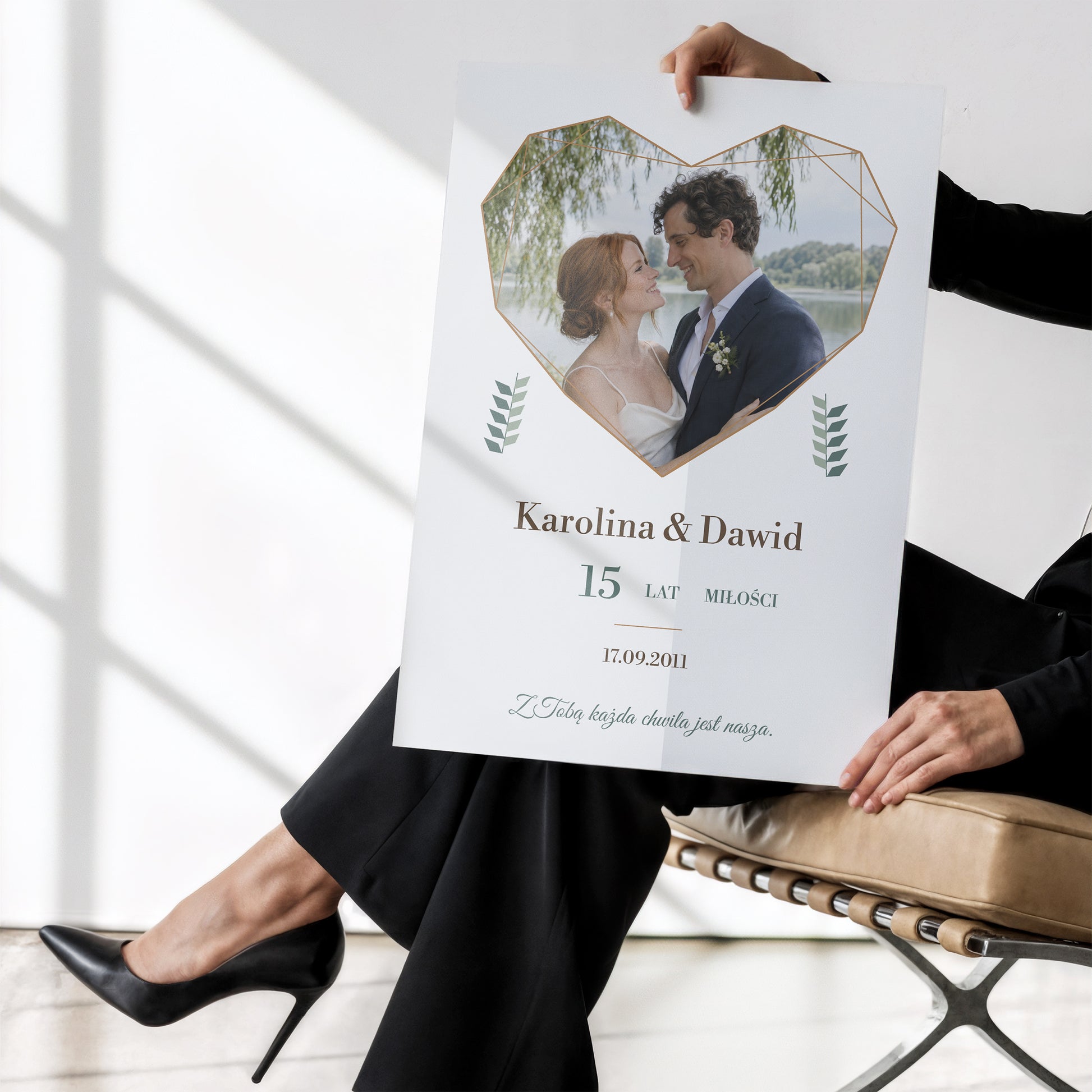 Personalizowany plakat SERCE WSPOMNIEŃ bez ramki trzymany w dłoniach, z własnym zdjęciem i tekstem | C-PL-HEART-16-2130-NF