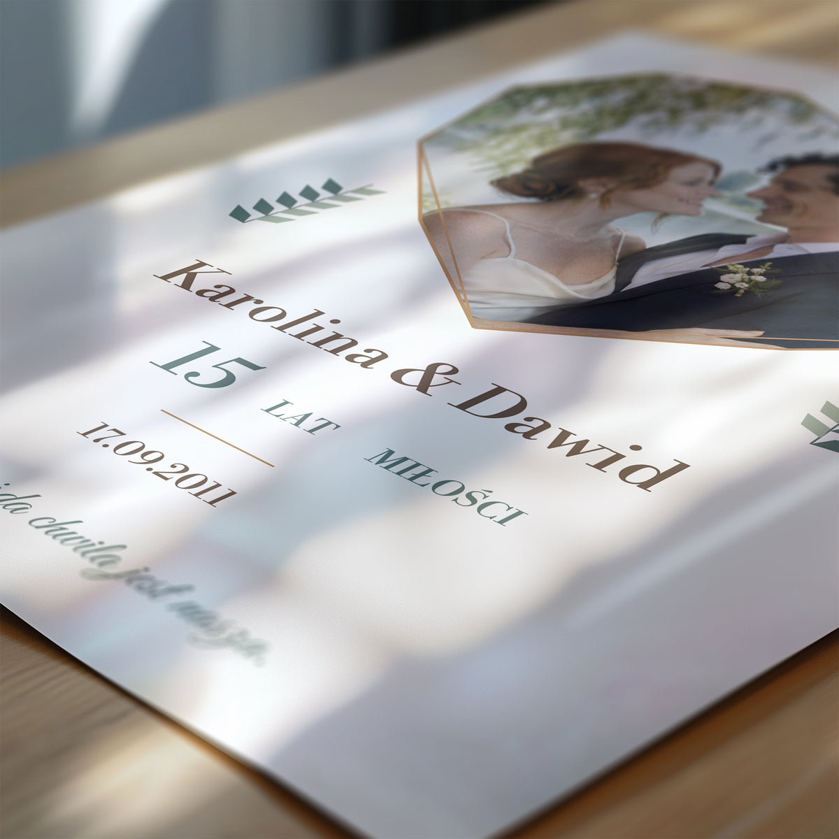 Personalizowany plakat SERCE WSPOMNIEŃ w zbliżeniu pokazującym nadruk i typografię, z własnym zdjęciem i tekstem | C-PL-HEART-16-2130-NF