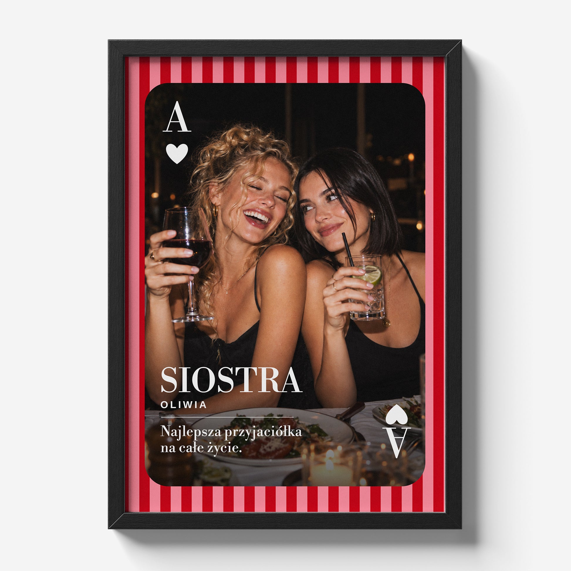 Personalizowany plakat SIOSTRA — AS SERCA w czarnej ramce 21×30 na jasnym tle Marami, z własnym zdjęciem i tekstem | C-PL-HEART-21-2130-NF