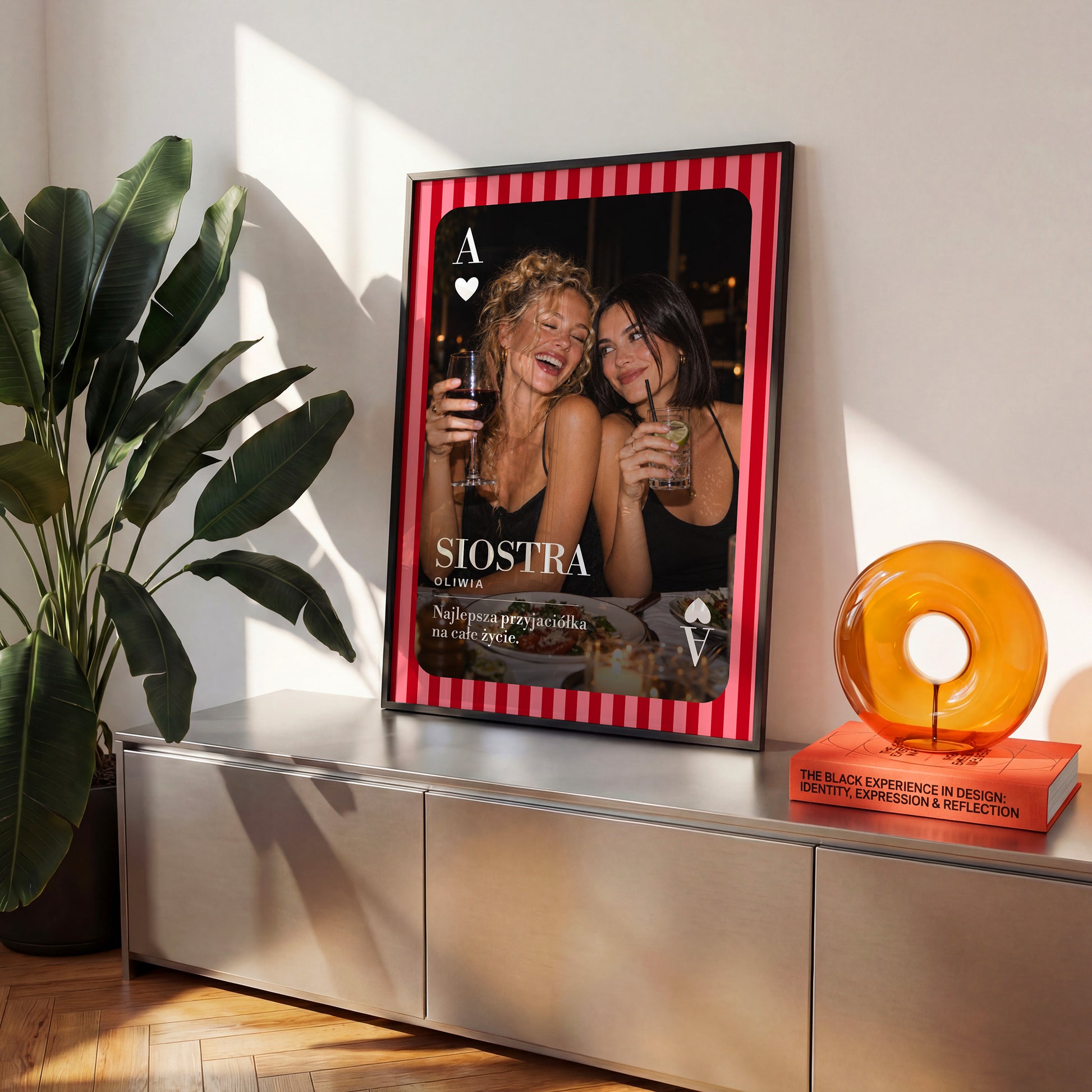 Personalizowany plakat SIOSTRA — AS SERCA w czarnej ramce na komodzie, z własnym zdjęciem i tekstem | C-PL-HEART-21-2130-NF