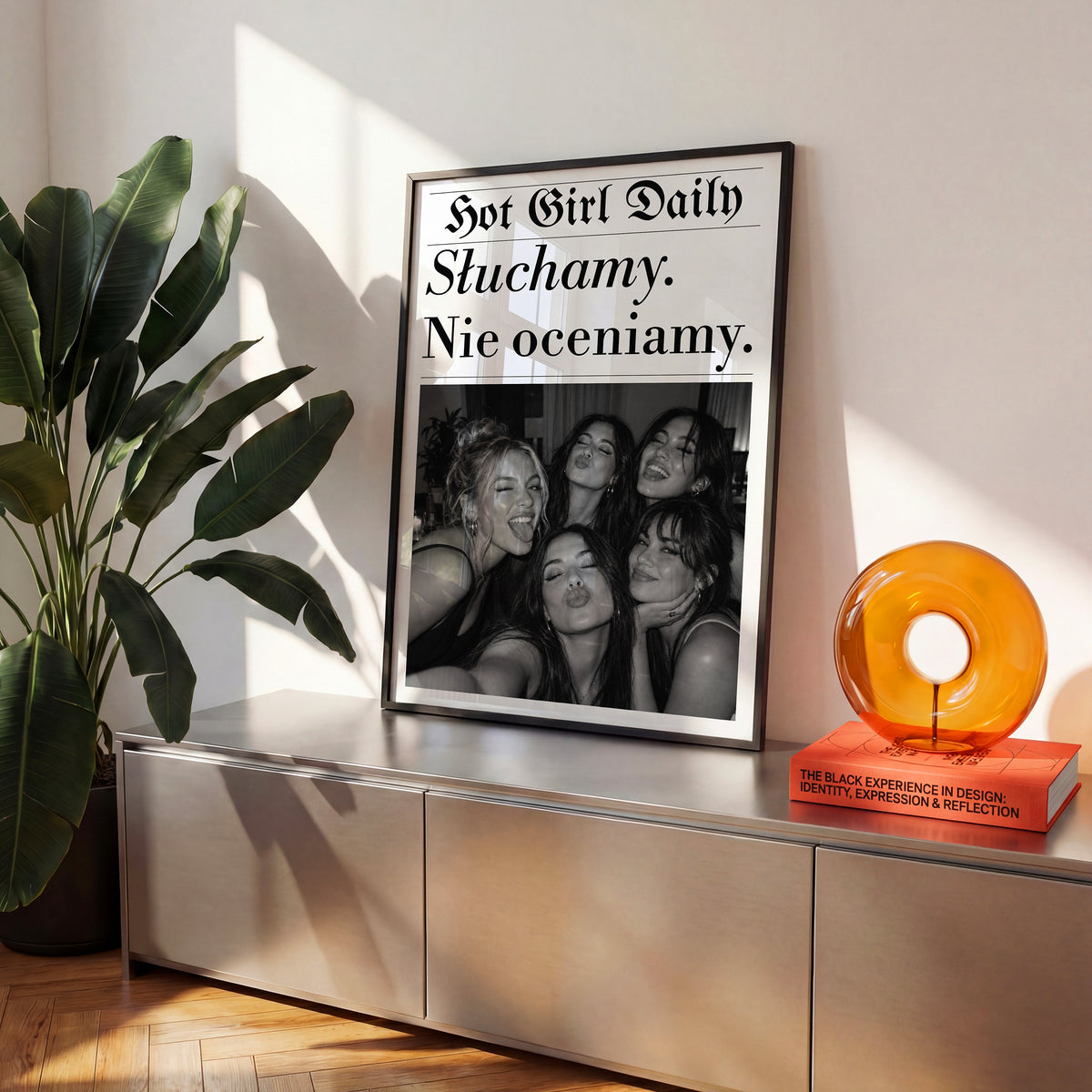 Personalizowany plakat SŁUCHAMY. NIE OCENIAMY. w czarnej ramce na komodzie, z własnym zdjęciem i tekstem | C-PL-GAZ-10-2130-NF
