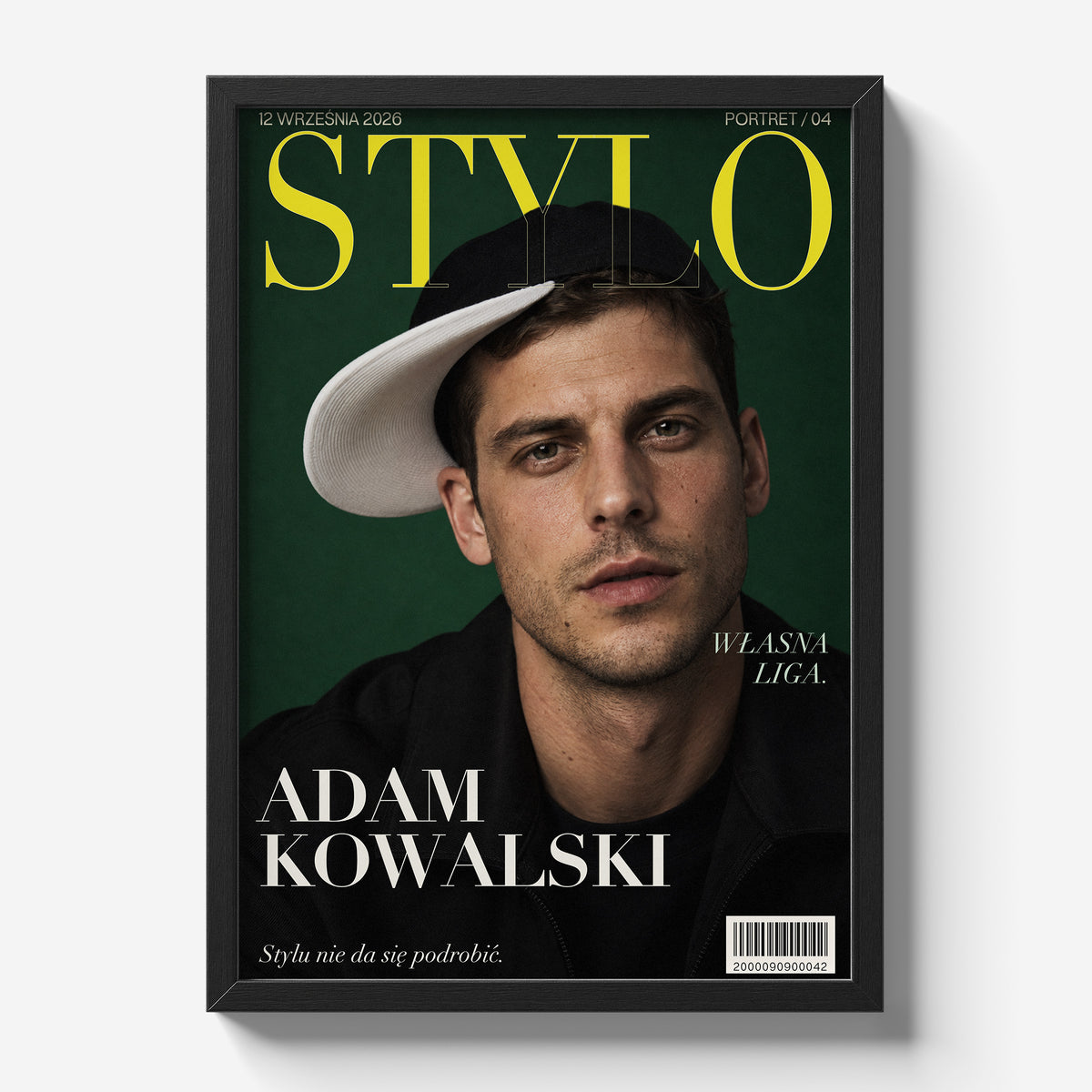 Personalizowany plakat STYLO w czarnej ramce na jasnym tle. Zielone tło, portret i cytrynowy tytuł na modowej okładce portretowej.