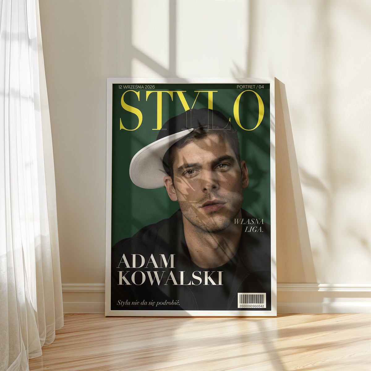 Personalizowany plakat STYLO w białej ramce przy oknie. Zielone tło, portret i cytrynowy tytuł na modowej okładce portretowej.