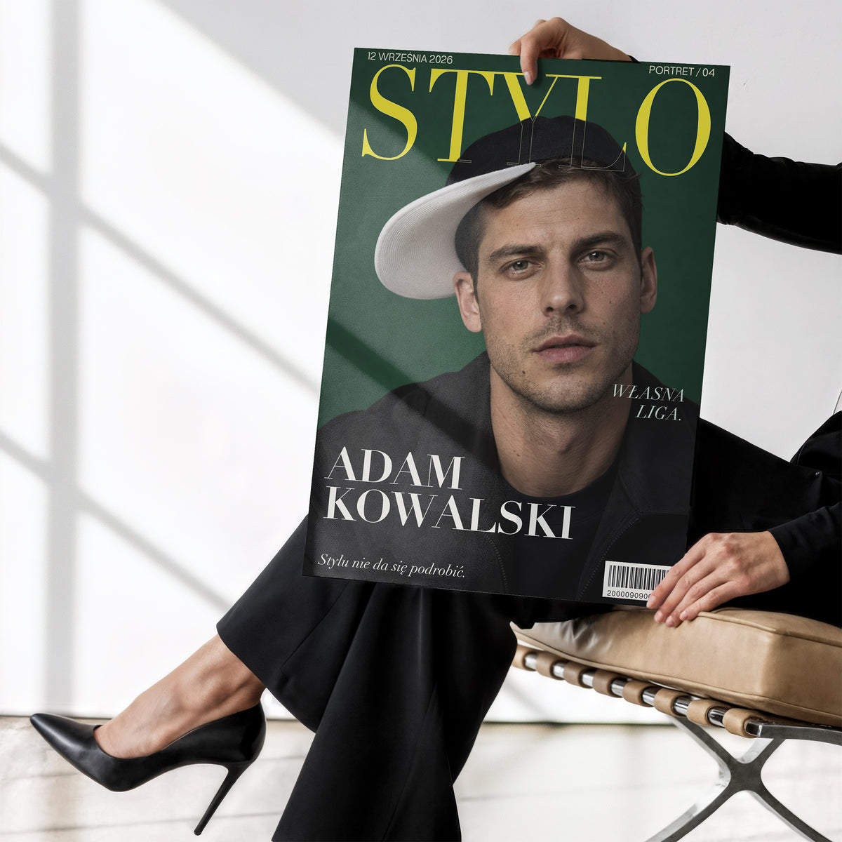 Personalizowany plakat STYLO bez ramki, trzymany w dłoniach. Zielone tło, portret i cytrynowy tytuł na modowej okładce portretowej.