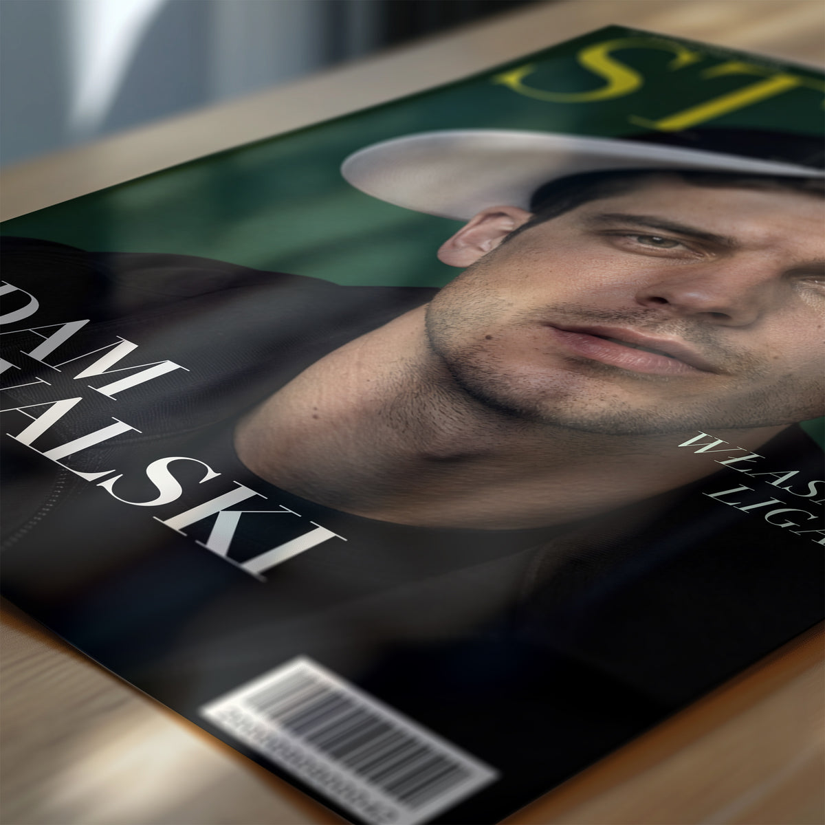 Personalizowany plakat STYLO w zbliżeniu pokazującym druk. Zielone tło, portret i cytrynowy tytuł na modowej okładce portretowej.