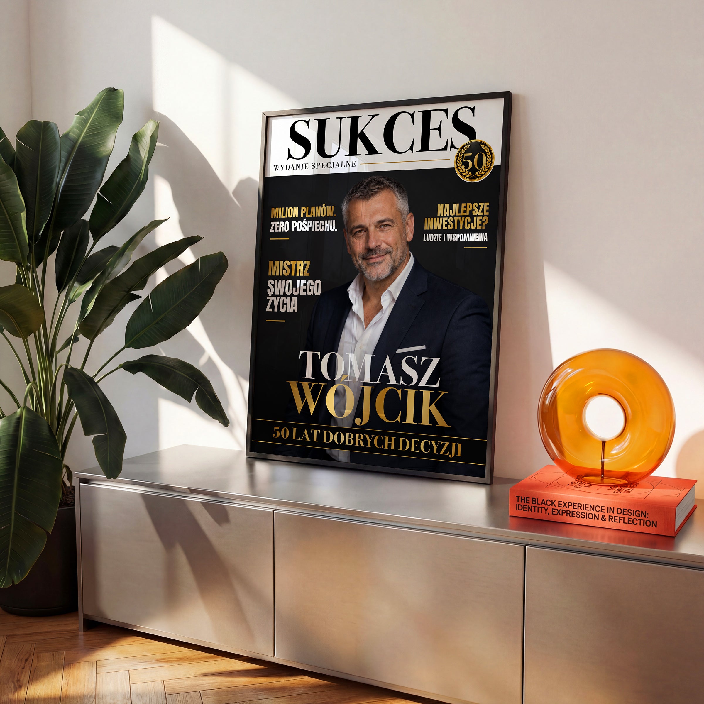 Personalizowany plakat SUKCES w czarnej ramce na komodzie, z własnym zdjęciem i tekstem | C-PL-COVMAG-15-2130-NF