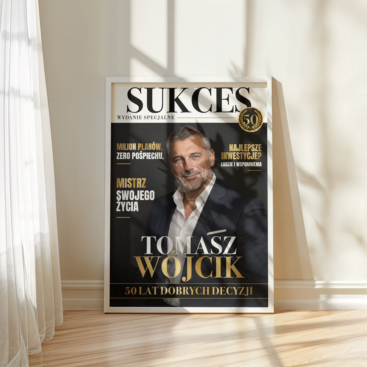 Personalizowany plakat SUKCES w białej ramce przy oknie, z własnym zdjęciem i tekstem | C-PL-COVMAG-15-2130-NF
