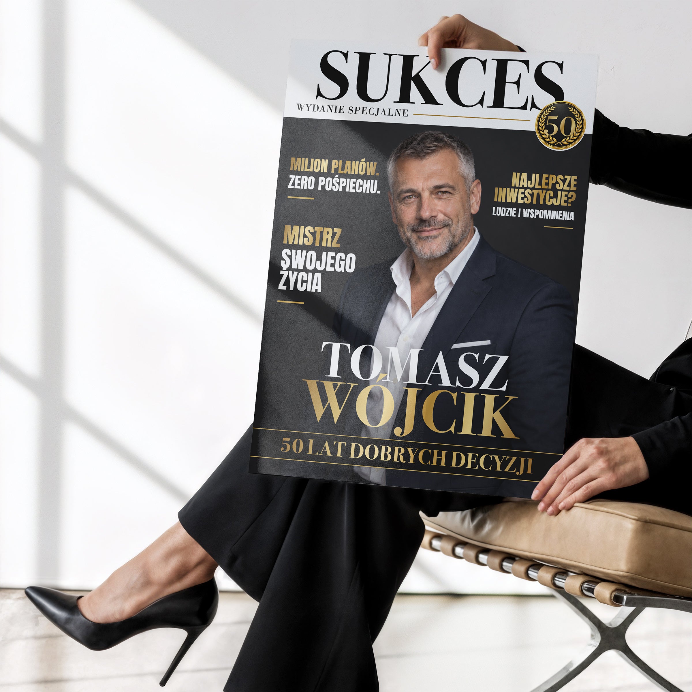 Personalizowany plakat SUKCES bez ramki trzymany w dłoniach, z własnym zdjęciem i tekstem | C-PL-COVMAG-15-2130-NF