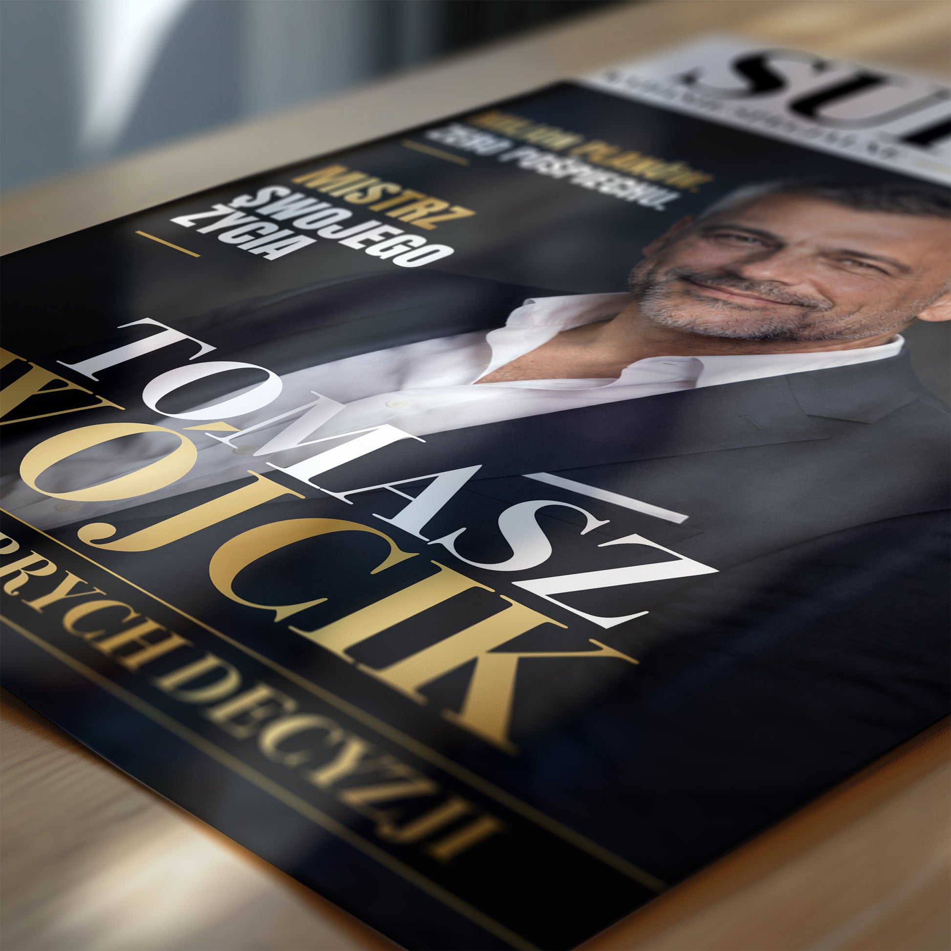 Personalizowany plakat SUKCES w zbliżeniu pokazującym nadruk i typografię, z własnym zdjęciem i tekstem | C-PL-COVMAG-15-2130-NF