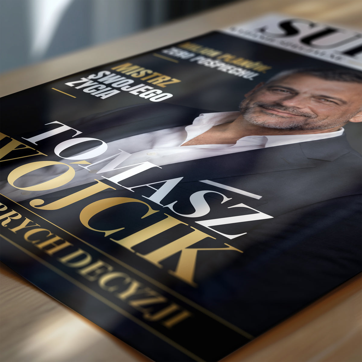 Personalizowany plakat SUKCES w zbliżeniu pokazującym nadruk i typografię, z własnym zdjęciem i tekstem | C-PL-COVMAG-15-2130-NF