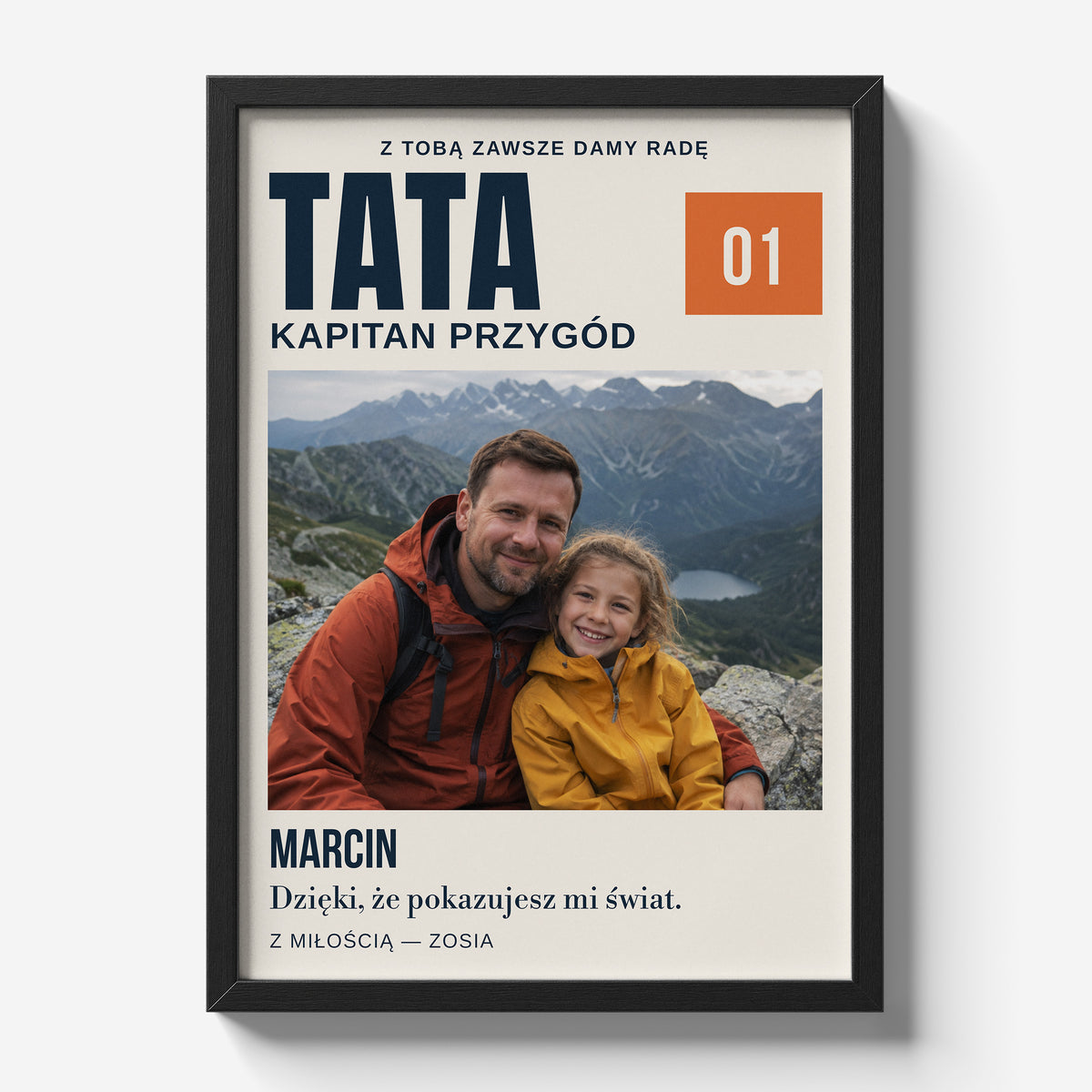 Personalizowany plakat TATA — KAPITAN PRZYGÓD w czarnej ramce 21×30 na jasnym tle Marami, z własnym zdjęciem i tekstem | C-PL-HEART-22-2130-NF
