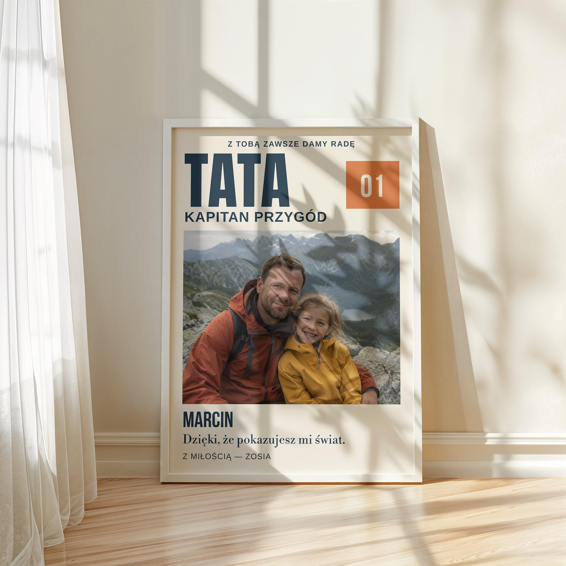 Personalizowany plakat TATA — KAPITAN PRZYGÓD w białej ramce przy oknie, z własnym zdjęciem i tekstem | C-PL-HEART-22-2130-NF