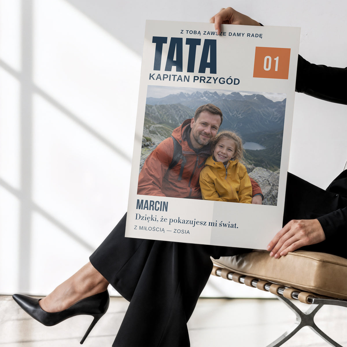 Personalizowany plakat TATA — KAPITAN PRZYGÓD bez ramki trzymany w dłoniach, z własnym zdjęciem i tekstem | C-PL-HEART-22-2130-NF