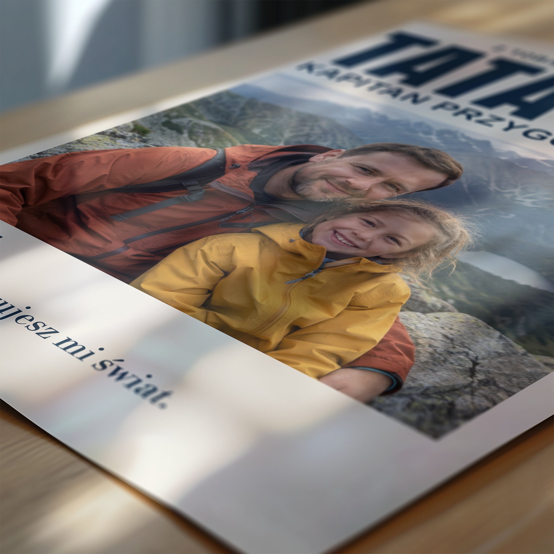 Personalizowany plakat TATA — KAPITAN PRZYGÓD w zbliżeniu pokazującym nadruk i typografię, z własnym zdjęciem i tekstem | C-PL-HEART-22-2130-NF