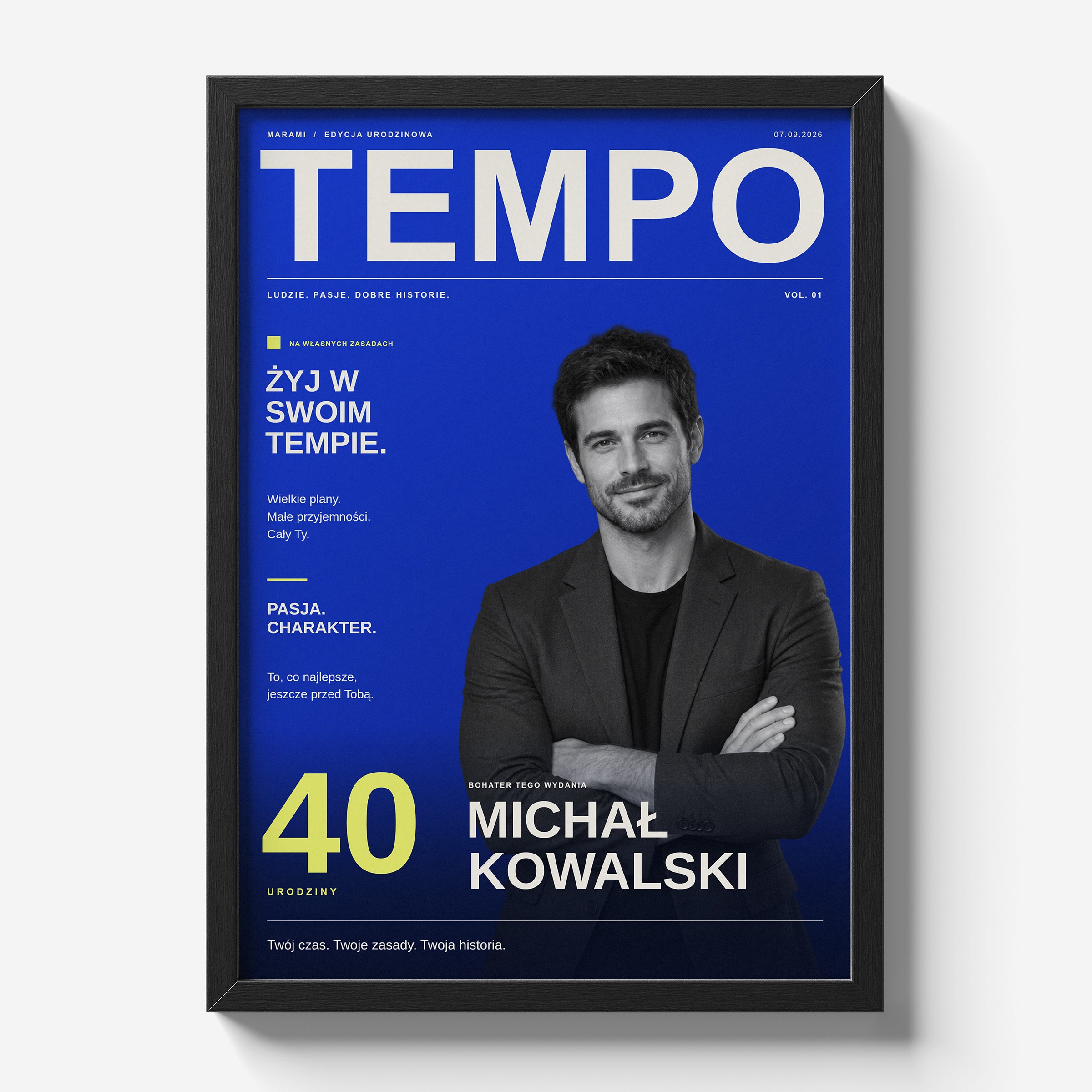 Personalizowany plakat magazynowy TEMPO dla niego w czarnej ramce 21×30 na jasnym tle, z portretem i wiekiem na kobaltowej okładce | C-PL-COVMAG-4-2130-NF