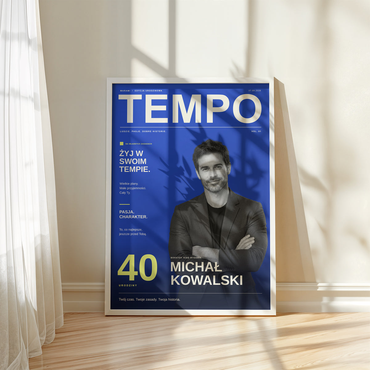 Personalizowany plakat urodzinowy TEMPO dla niego w białej ramce przy oknie, z czarno-białym portretem i żółtym wiekiem na okładce | C-PL-COVMAG-4-2130-NF