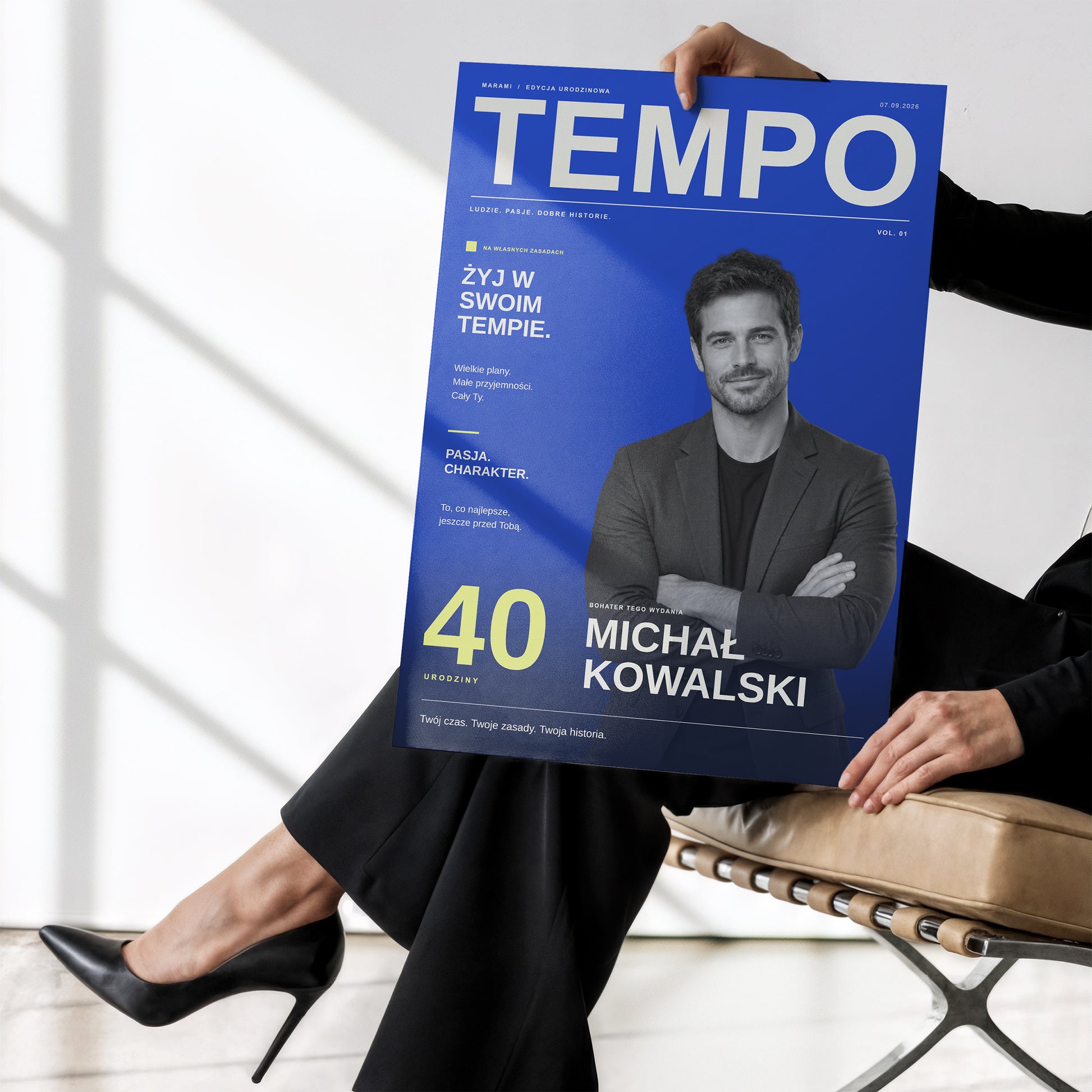 Plakat magazynowy TEMPO bez ramki trzymany w dłoniach, kobaltowa okładka urodzinowa dla niego z portretem i osobistymi nagłówkami | C-PL-COVMAG-4-2130-NF