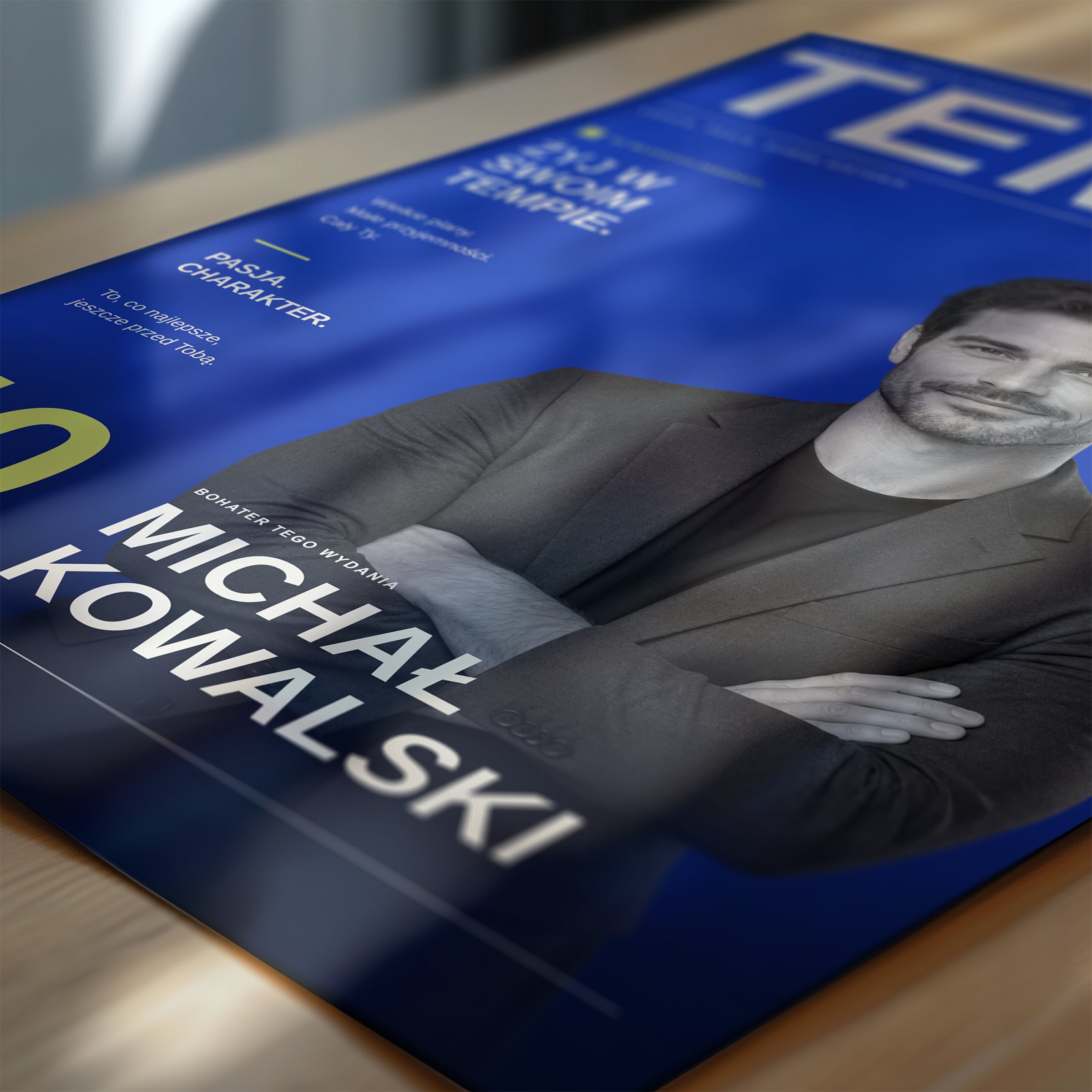 Zbliżenie personalizowanego plakatu TEMPO z kobaltowym tłem, jasnymi napisami i czarno-białym portretem, detal urodzinowej okładki | C-PL-COVMAG-4-2130-NF