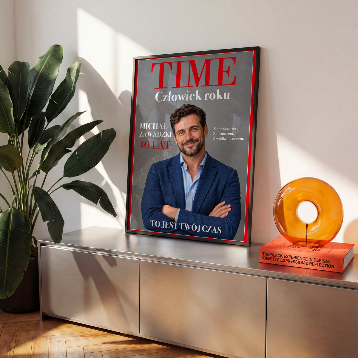 Personalizowany plakat TIME w czarnej ramce na komodzie, z własnym zdjęciem i tekstem | C-PL-COVMAG-17-2130-NF