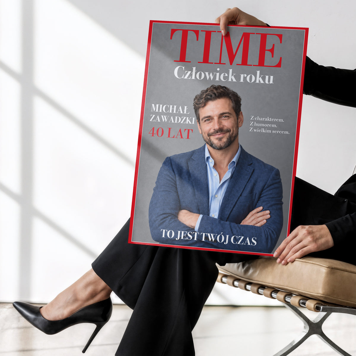 Personalizowany plakat TIME bez ramki trzymany w dłoniach, z własnym zdjęciem i tekstem | C-PL-COVMAG-17-2130-NF