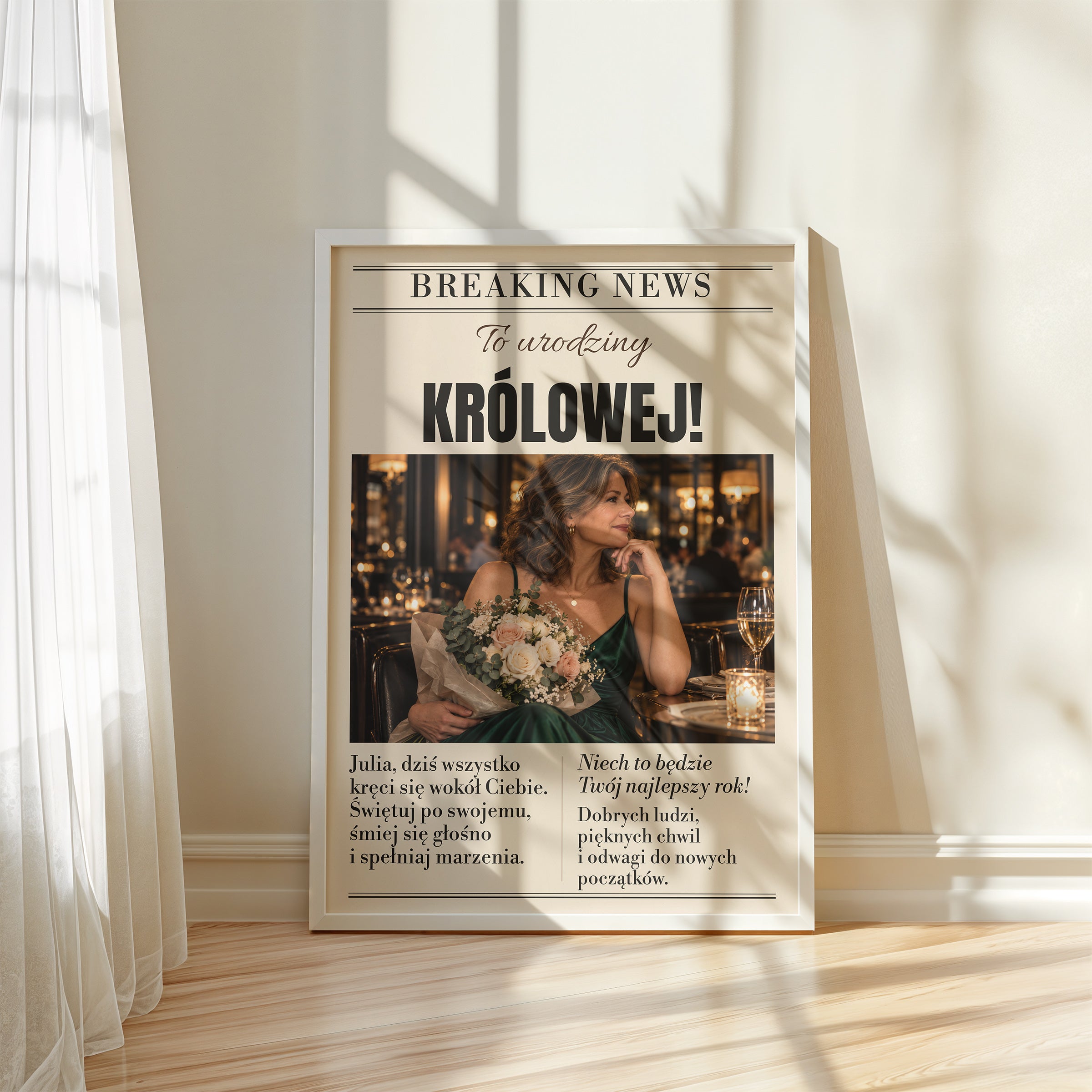 Personalizowany plakat URODZINY KRÓLOWEJ w białej ramce przy oknie, z własnym zdjęciem i tekstem | C-PL-GAZ-12-2130-NF