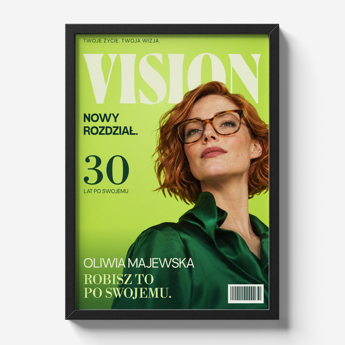 Personalizowany plakat VISION — PO SWOJEMU w czarnej ramce na jasnym tle, z własnym portretem, imieniem i napisami na okładce magazynu.
