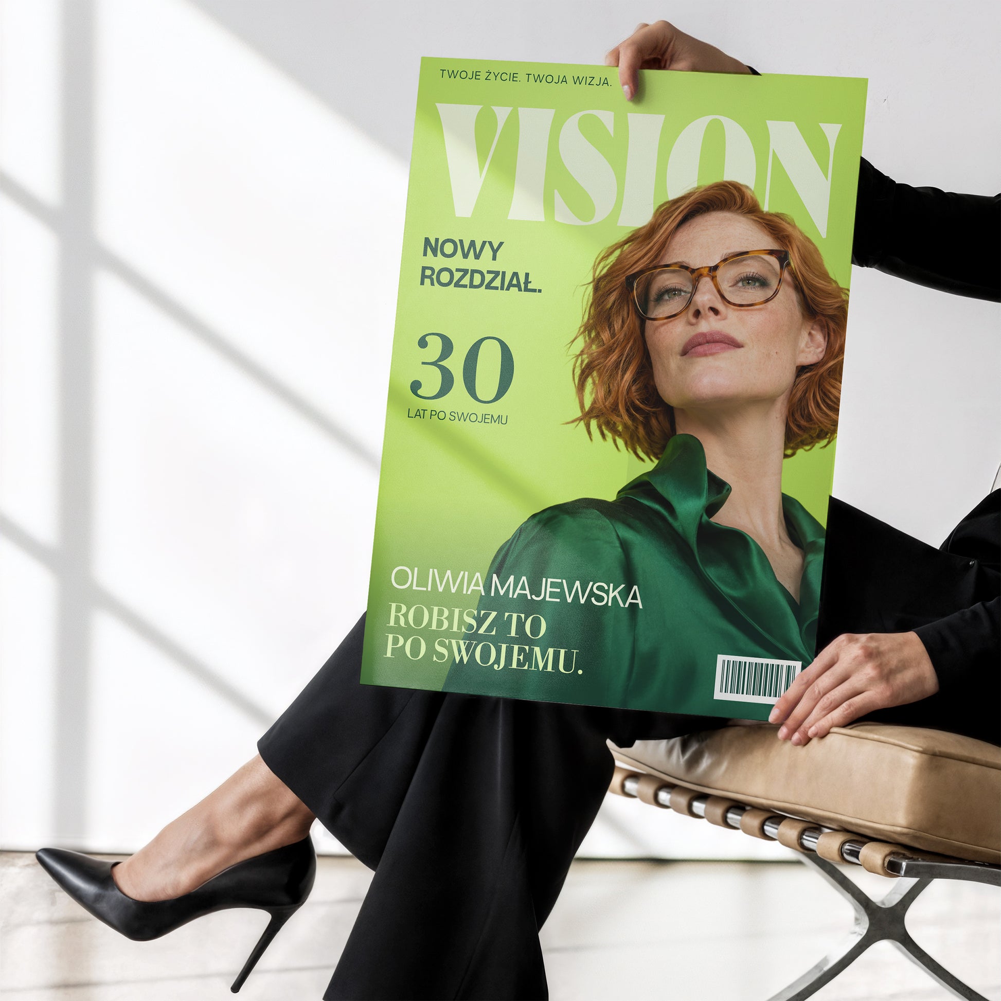 Personalizowany plakat VISION — PO SWOJEMU bez ramki, trzymany w dłoniach, z własnym portretem, imieniem i napisami na okładce magazynu.