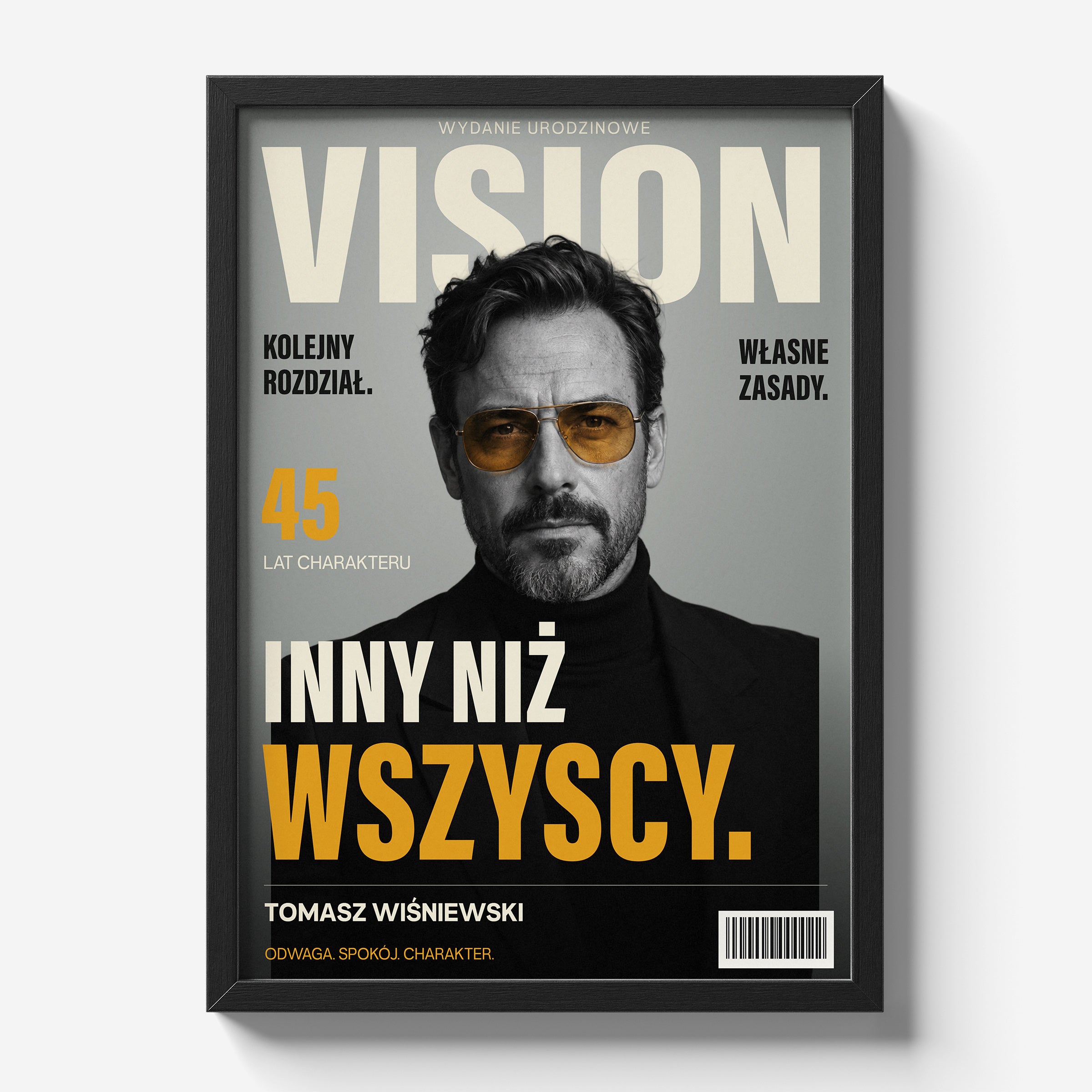 Personalizowany plakat VISION — WŁASNE ZASADY w czarnej ramce na jasnym tle, z własnym portretem, imieniem i napisami na okładce magazynu.