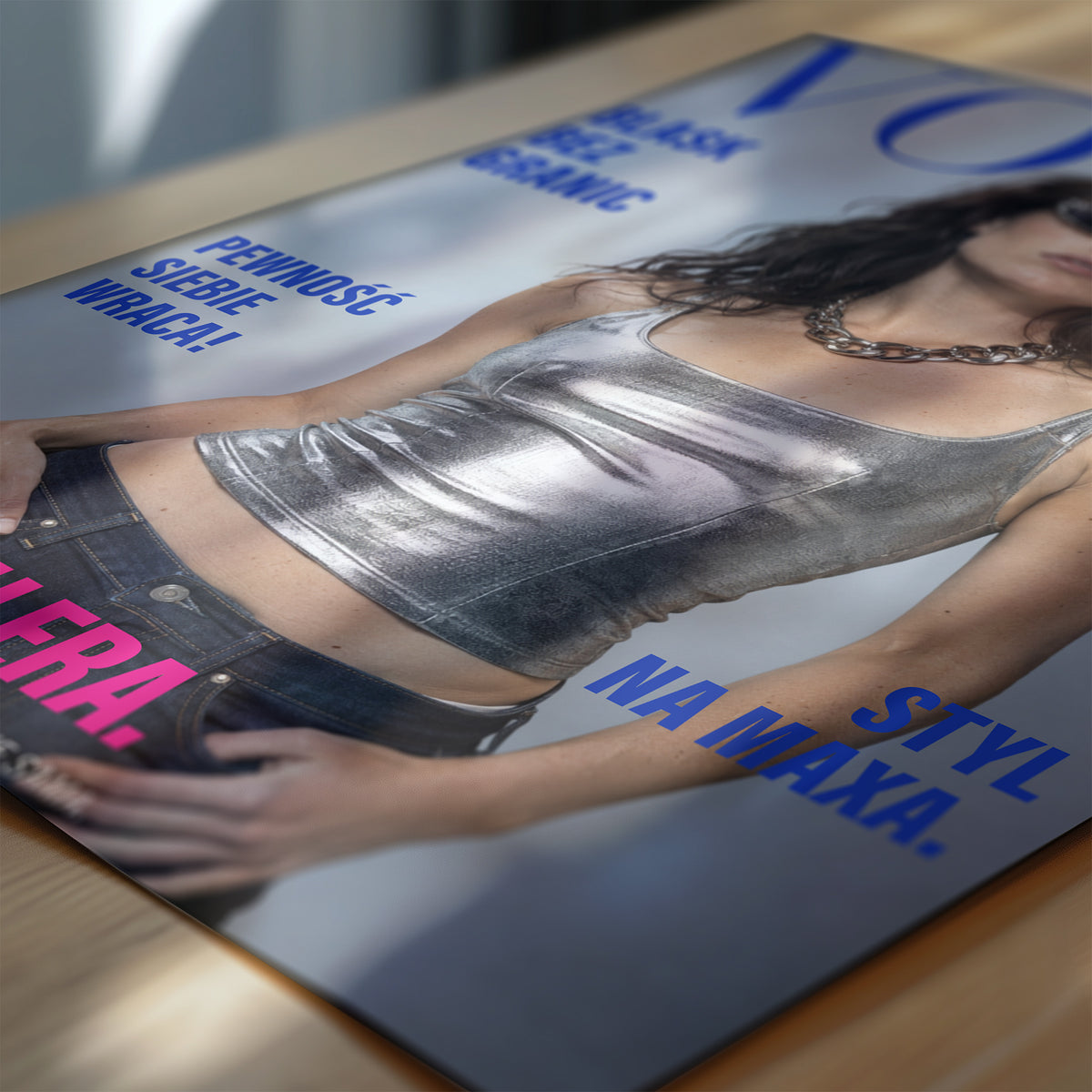 Personalizowany plakat Vouge Jej Era w zbliżeniu pokazującym druk. Kobaltowy tytuł, różowe hasła i portret na modowej okładce portretowej.