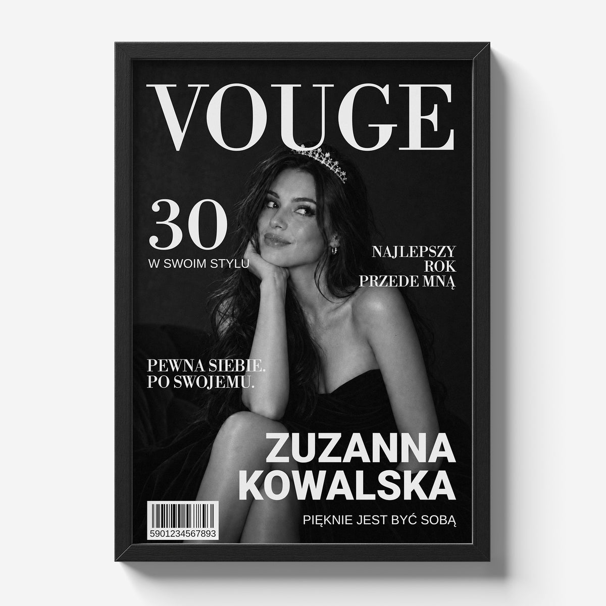 Personalizowany plakat VOUGE — MONOCHROME w czarnej ramce 21×30 na jasnym tle Marami, z własnym zdjęciem i tekstem | C-PL-COVMAG-18-2130-NF